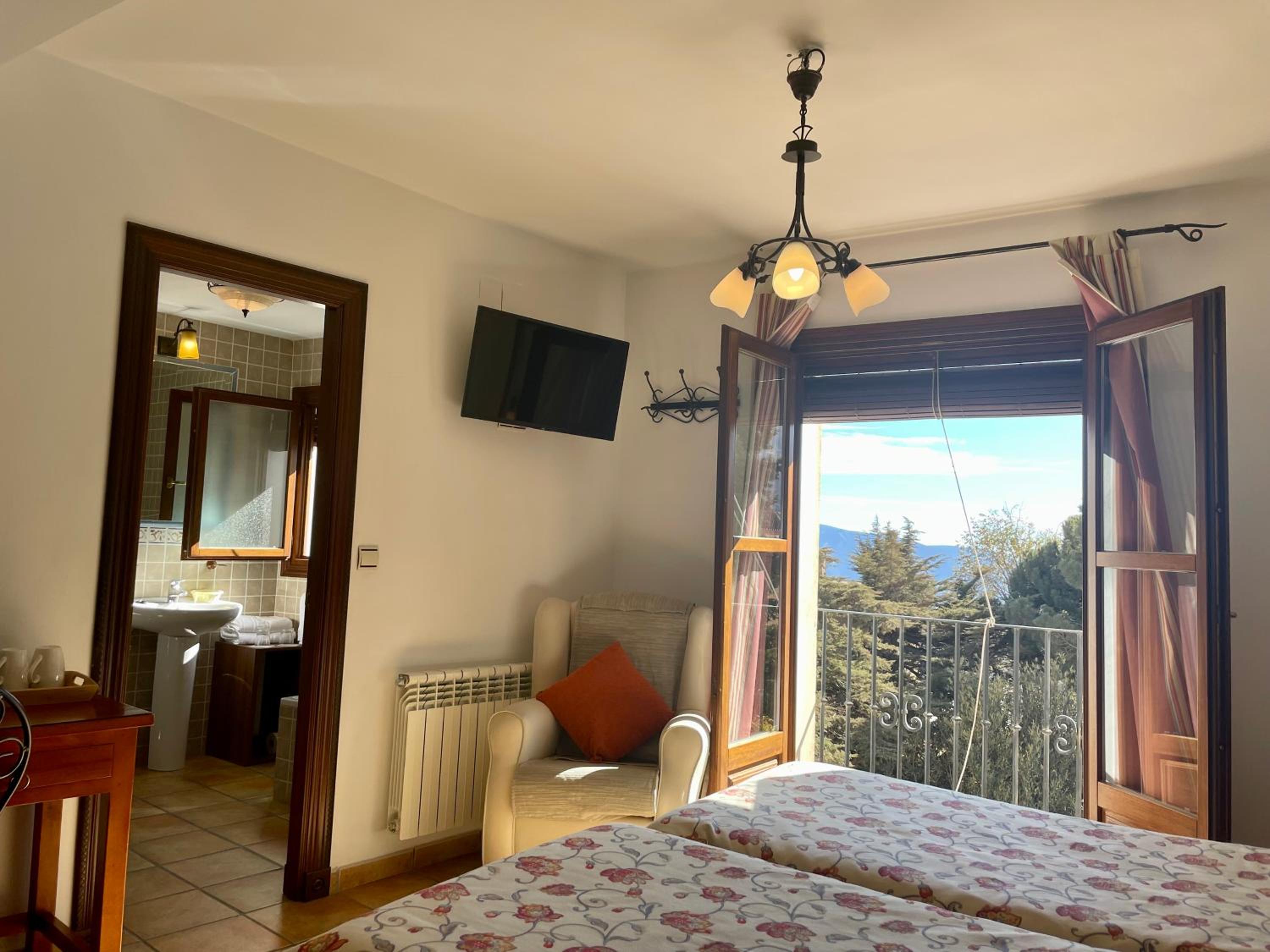 Superior Double or Twin Room with Mountain View - Photo 8
