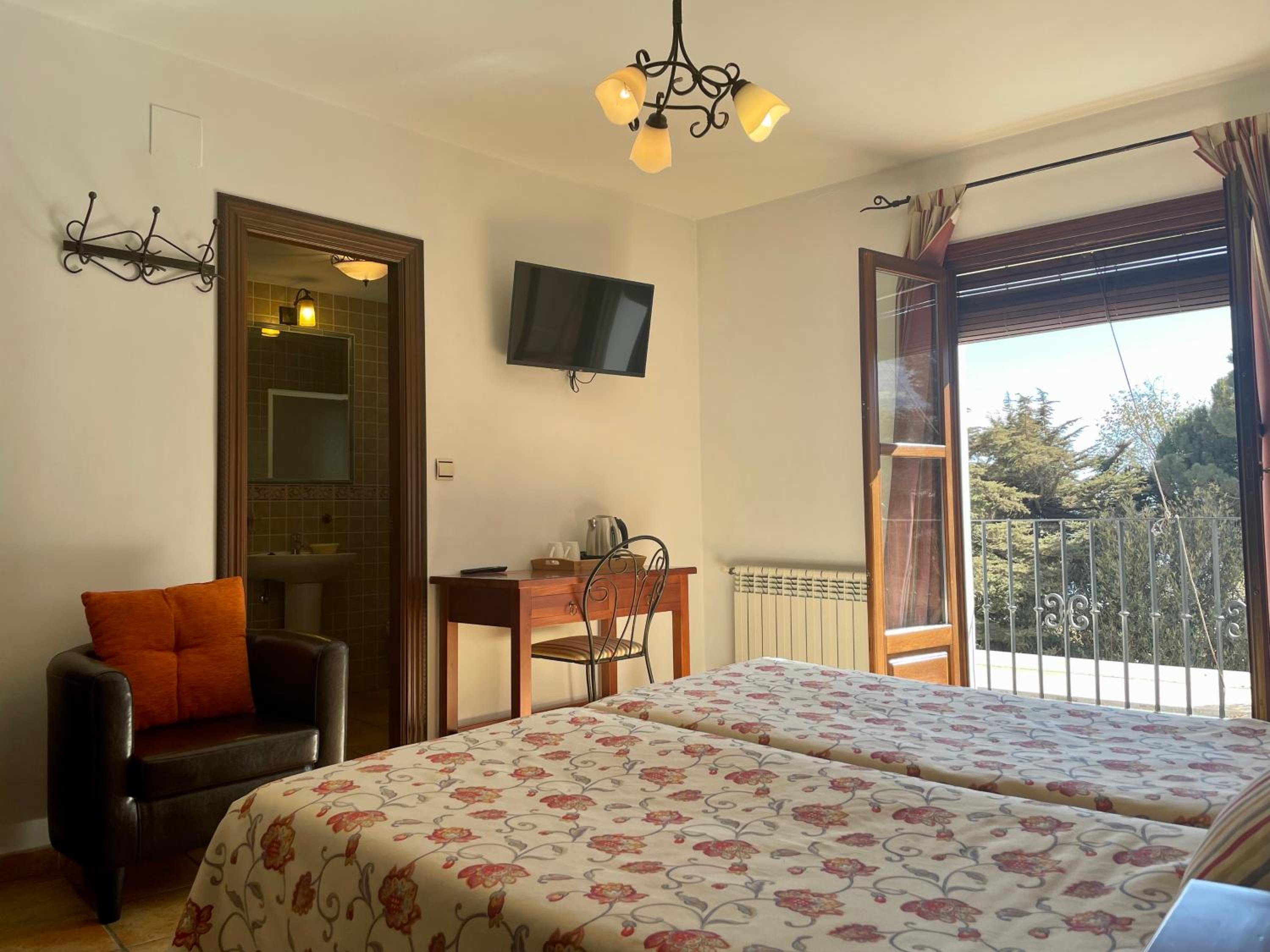 Superior Double or Twin Room with Mountain View - Photo 5