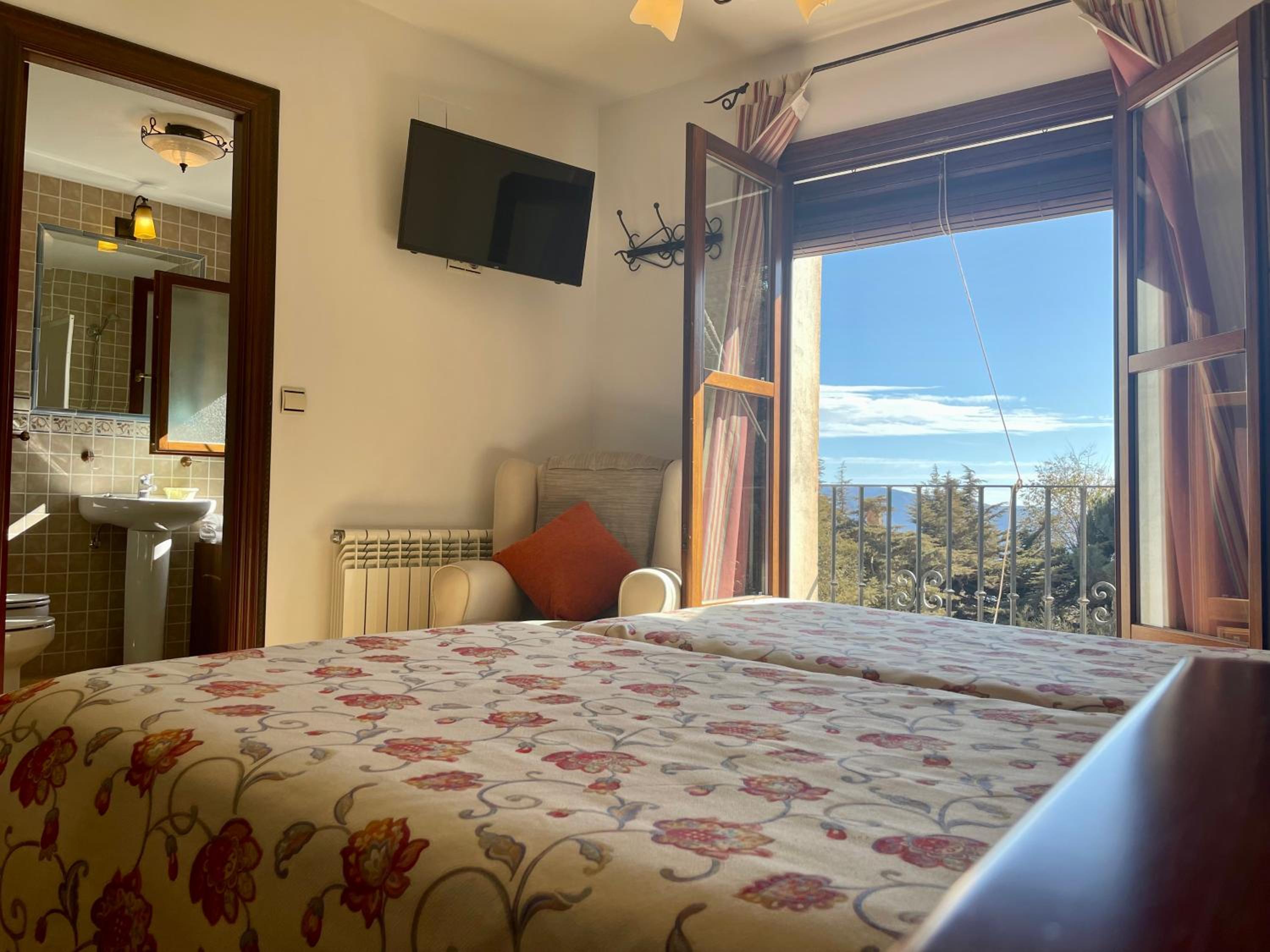 Superior Double or Twin Room with Mountain View - Photo 9