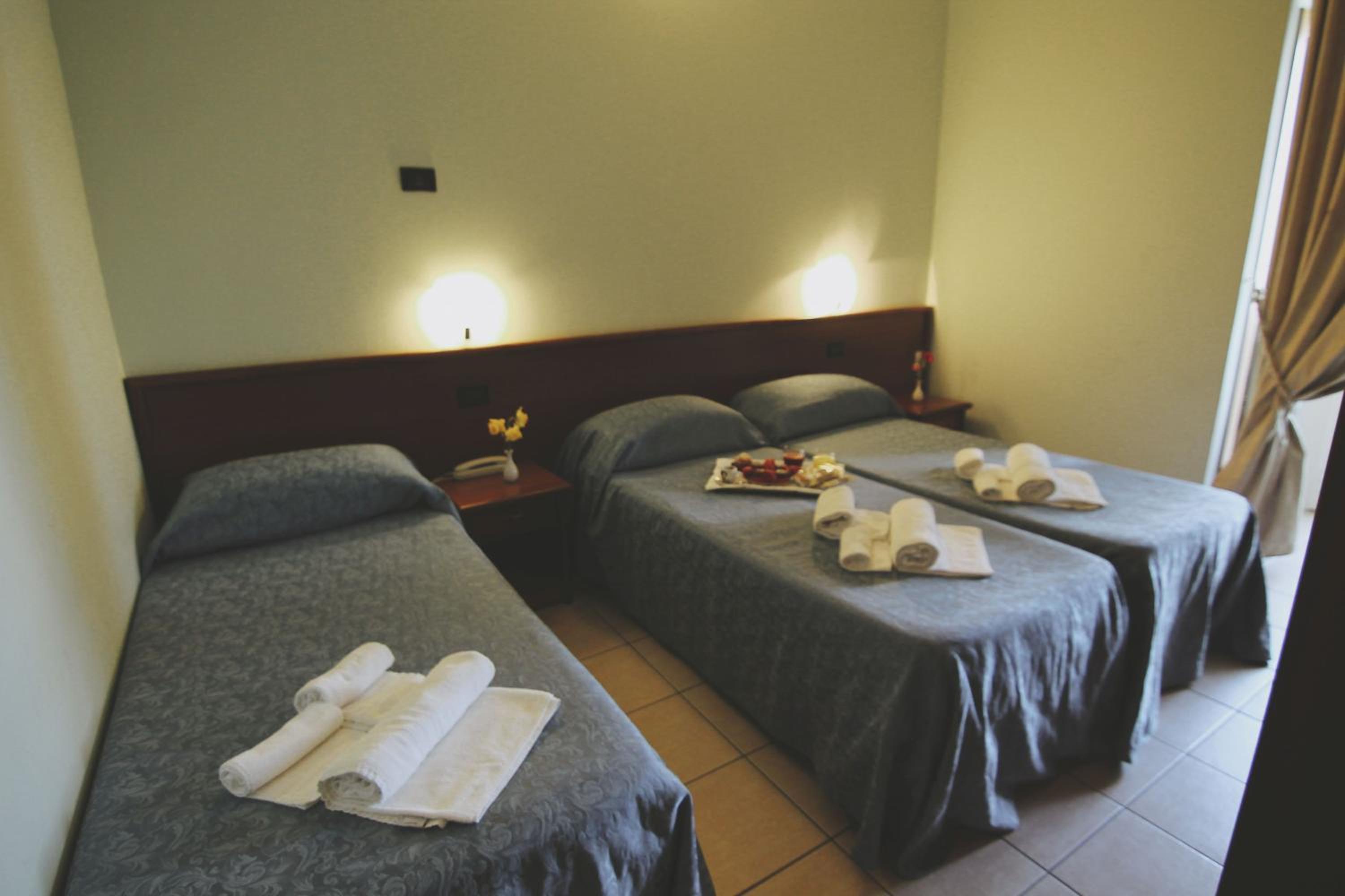 Standard Triple Room - Photo 2