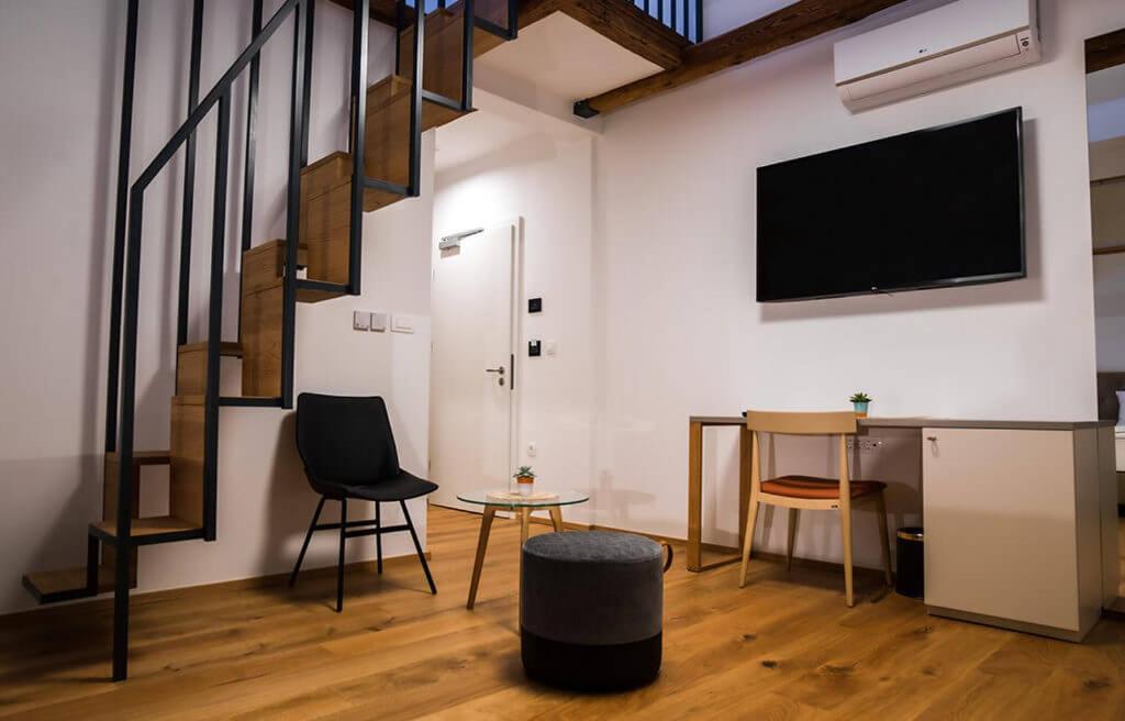 Suite - Photo 1