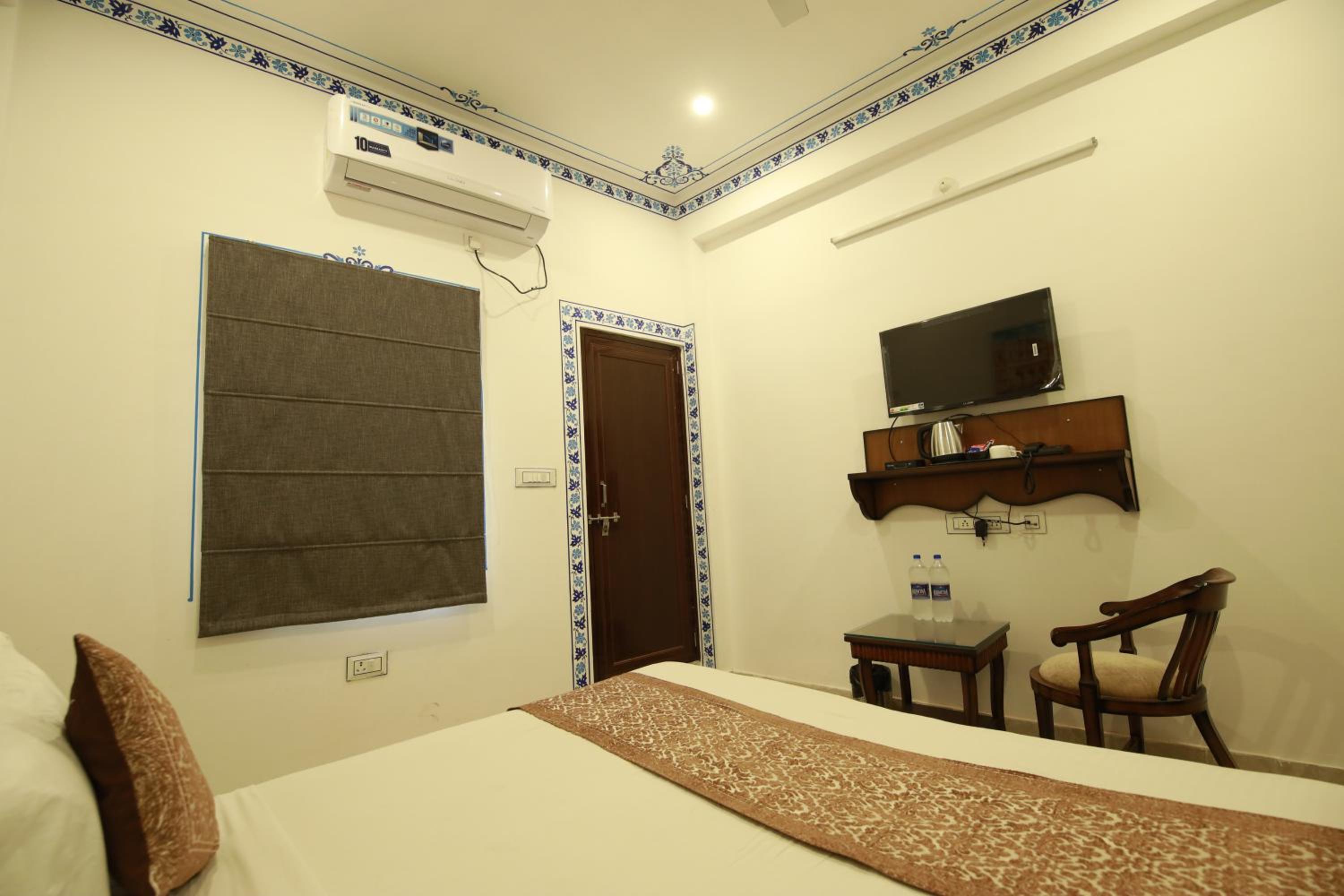 Deluxe King Room - Photo 7