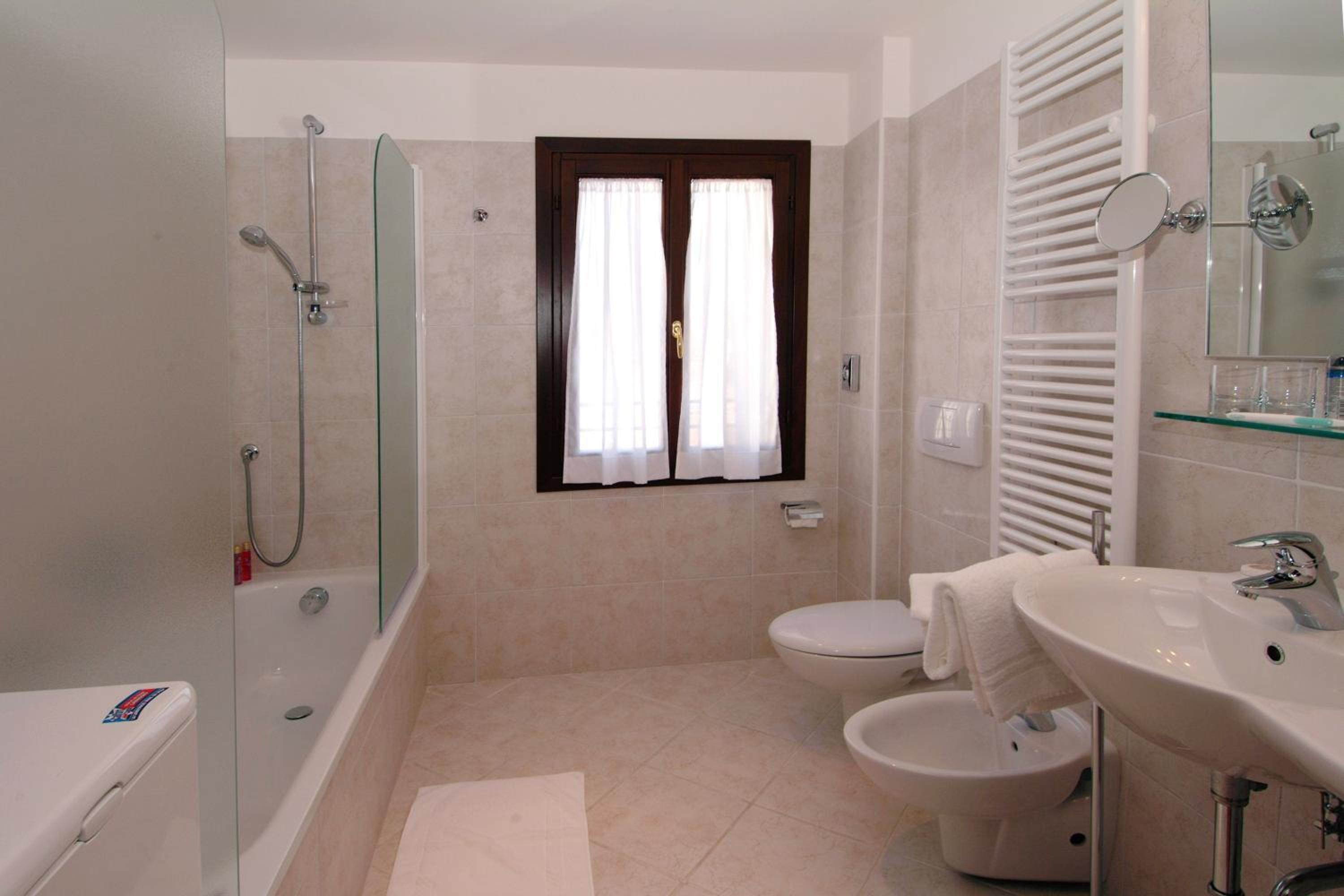 Classic One-Bedroom Apartment photo 2