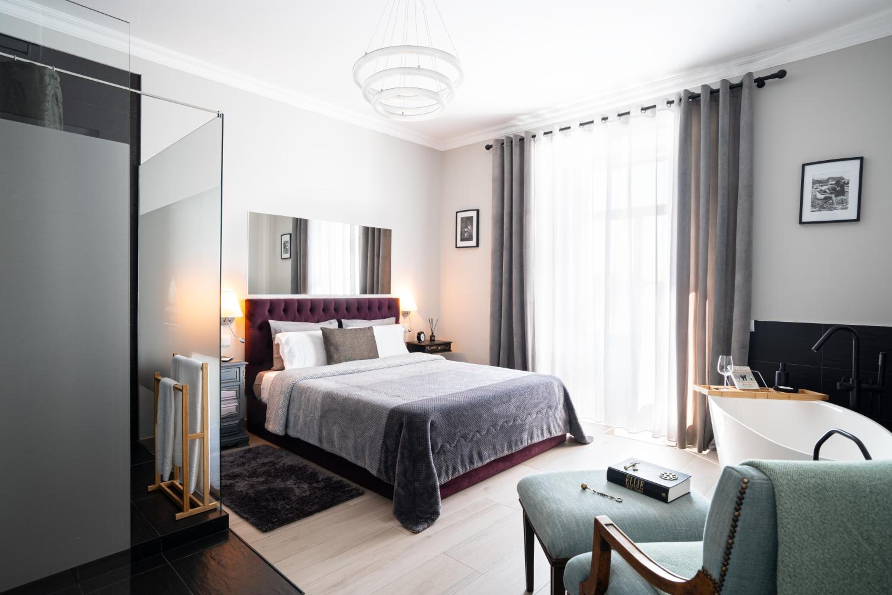 Queen Room with Balcony photo 1