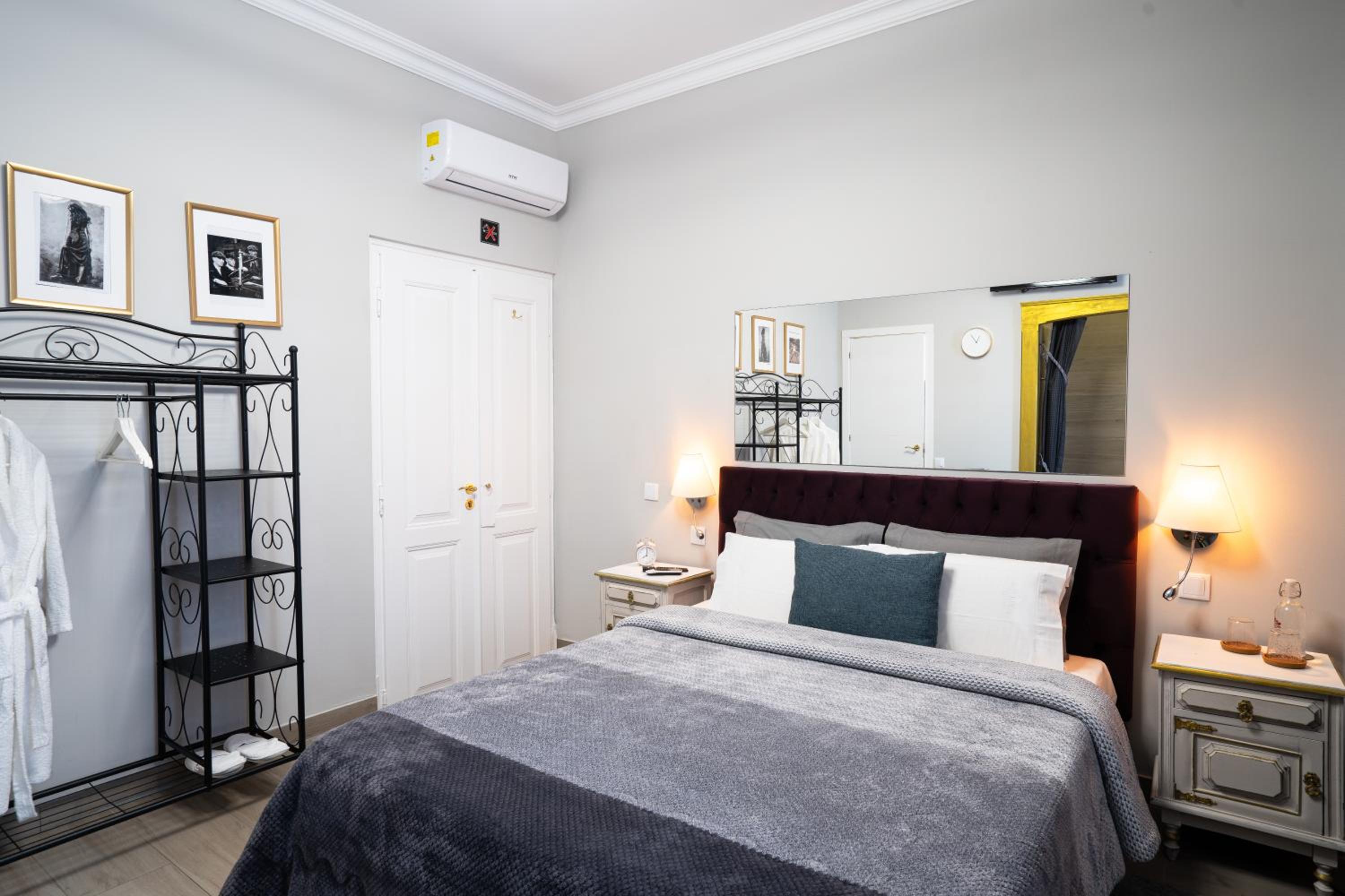 Queen Room with Balcony - Photo 4