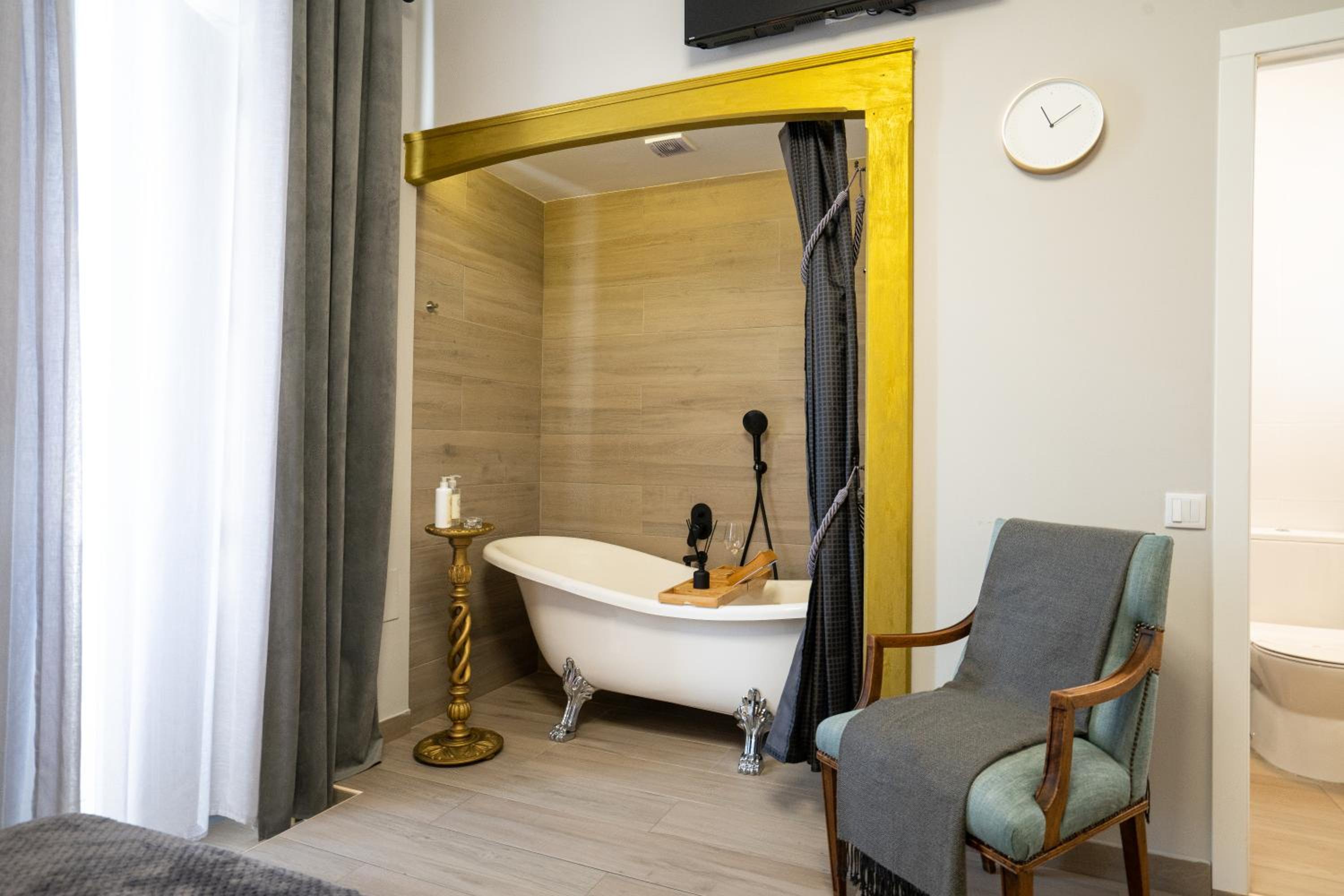 Queen Room with Balcony - Photo 2