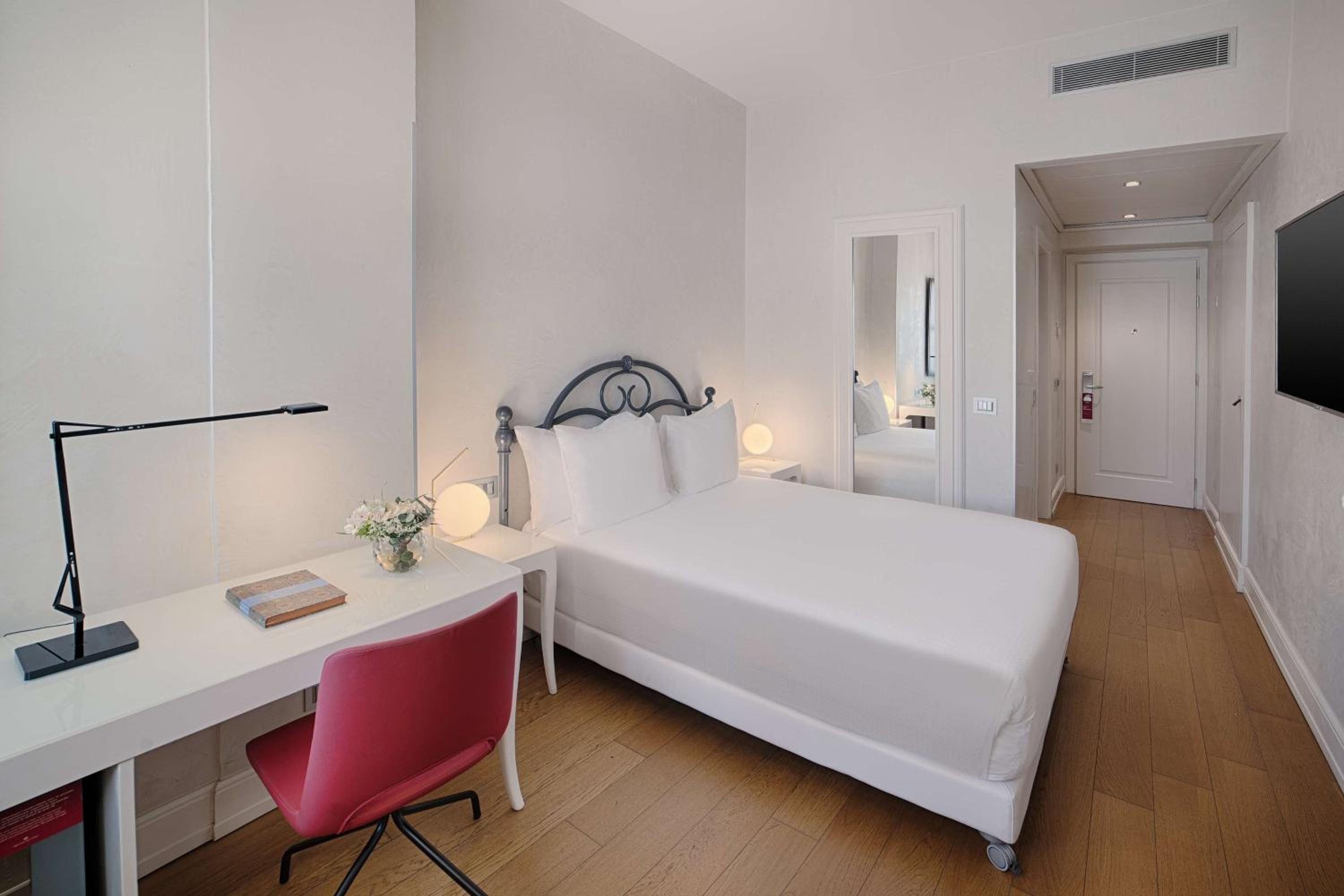 Superior Double Room thumbnail 6