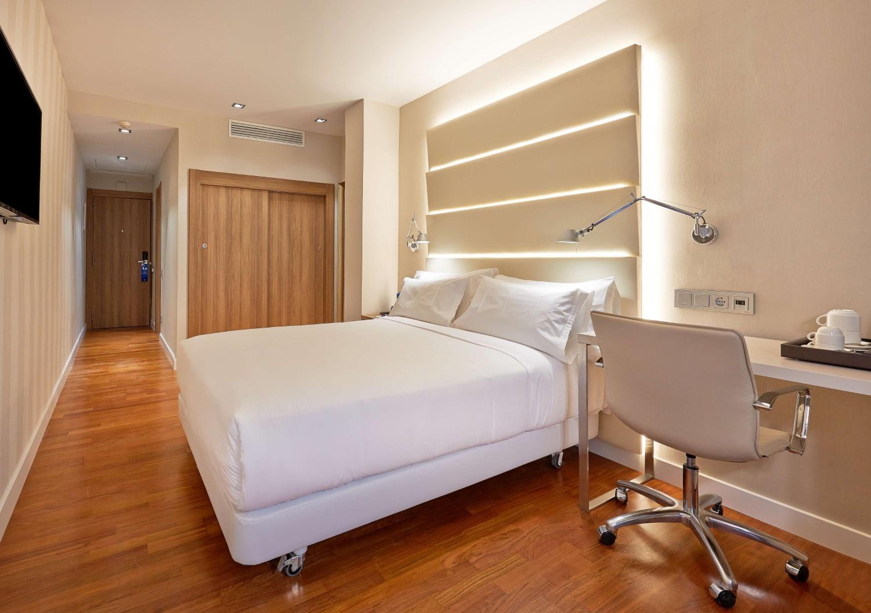Standard Double or Twin Room thumbnail 6