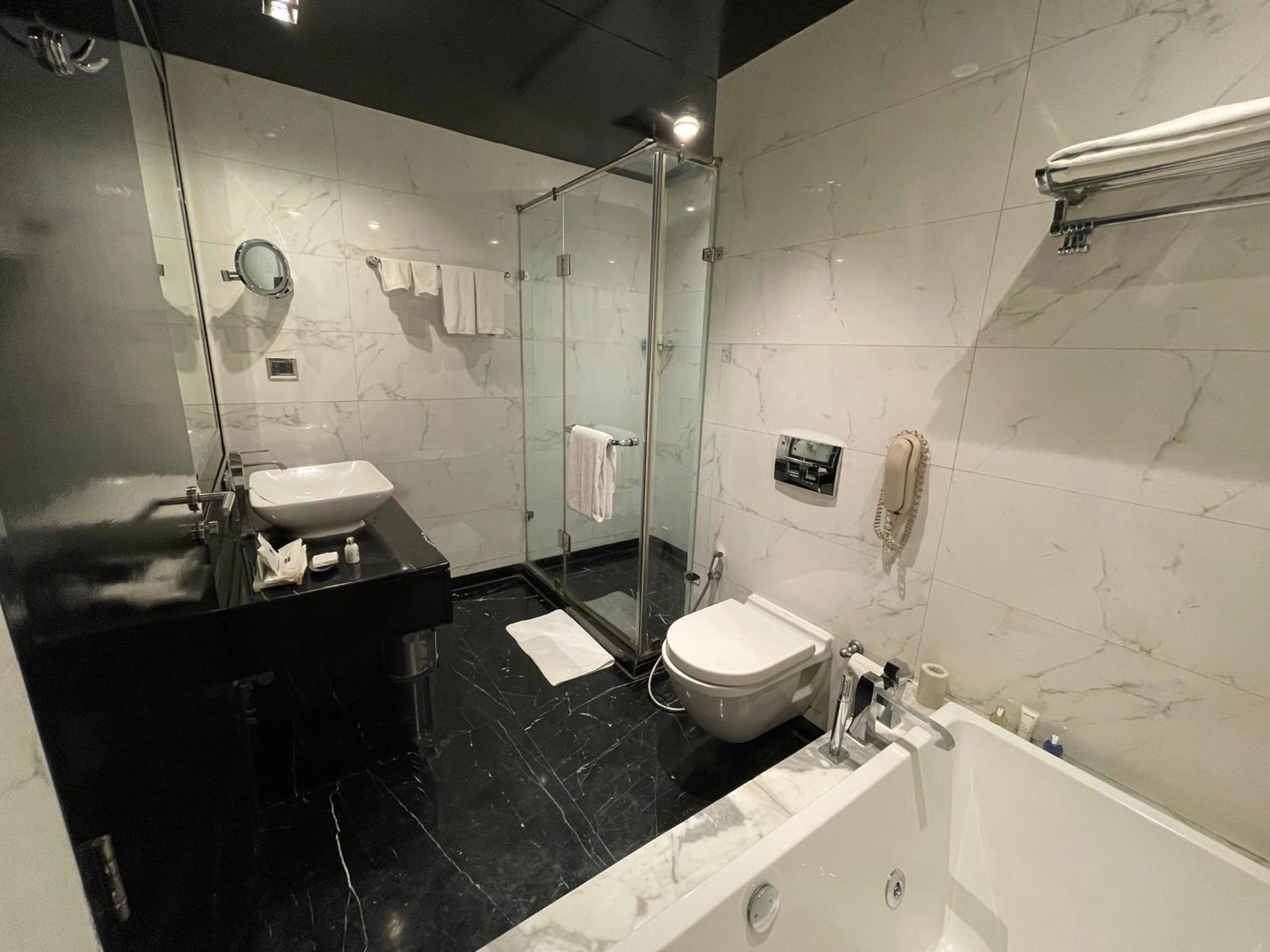 Business class Room with Bath tub - Buy 1 Get 1 @ORO & 15% discount on hotel services - Photo 2