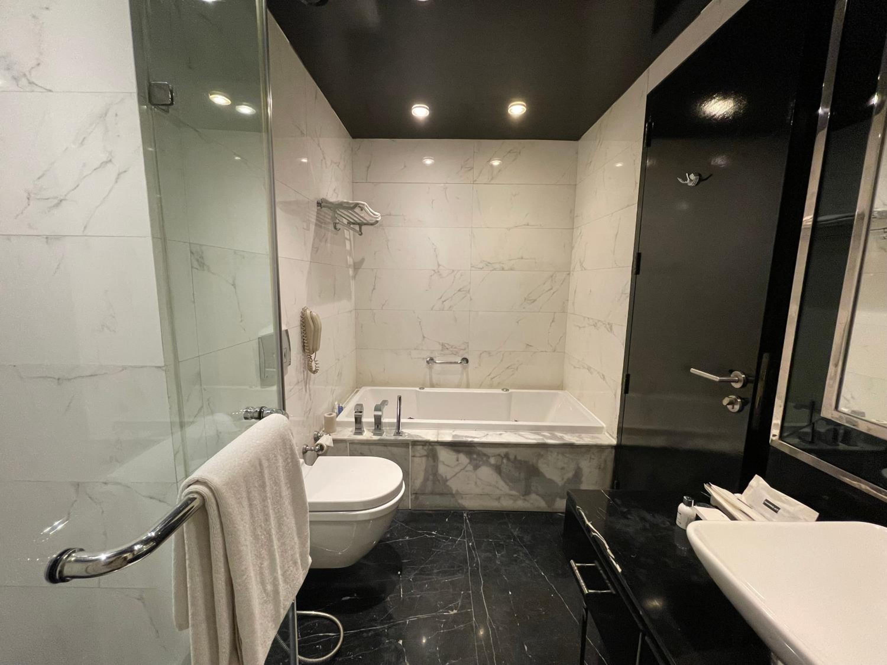 Business class Room with Bath tub - Buy 1 Get 1 @ORO & 15% discount on hotel services - Photo 5