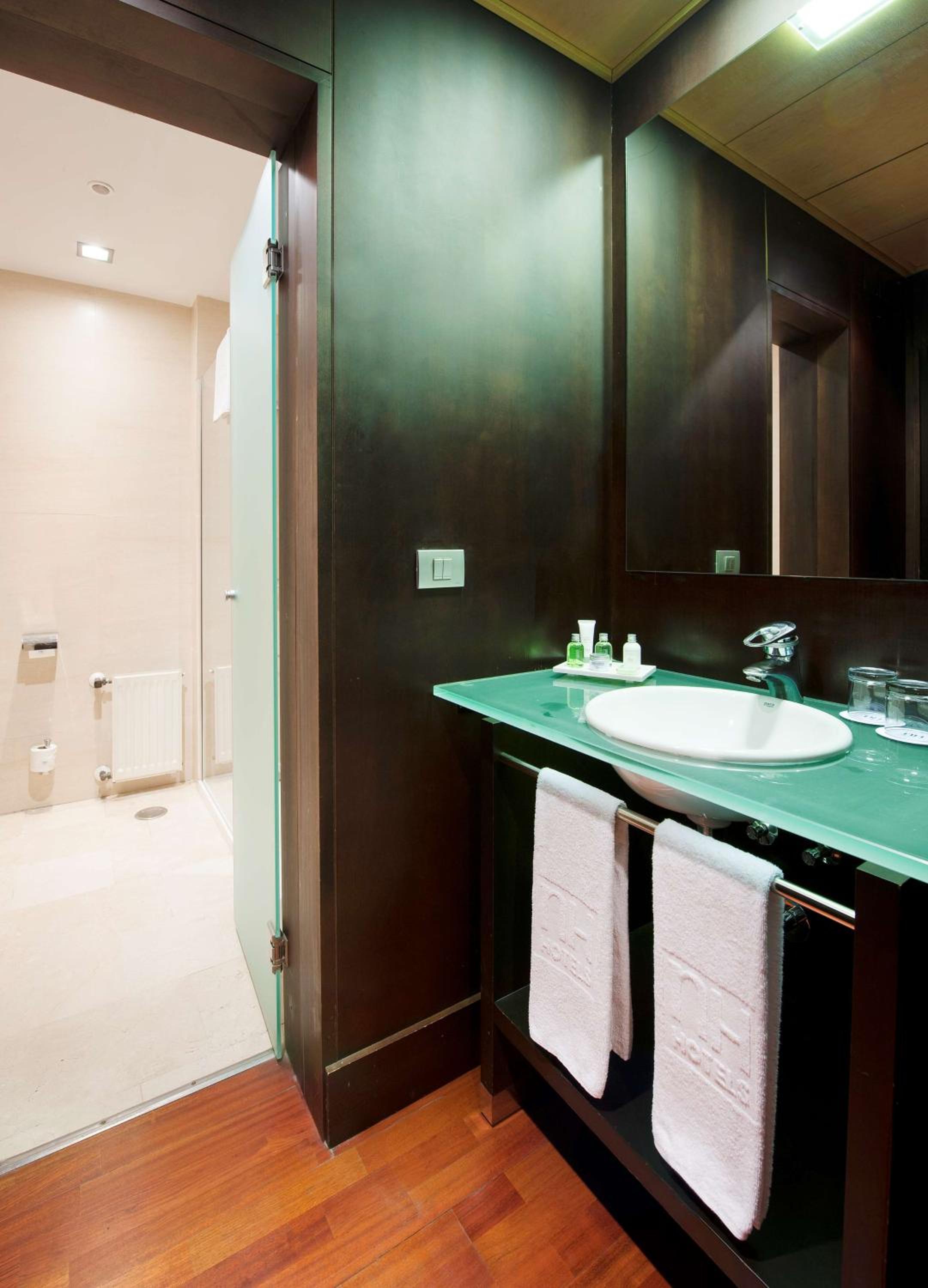Family Connecting Room (3 Adults + 1 Child)