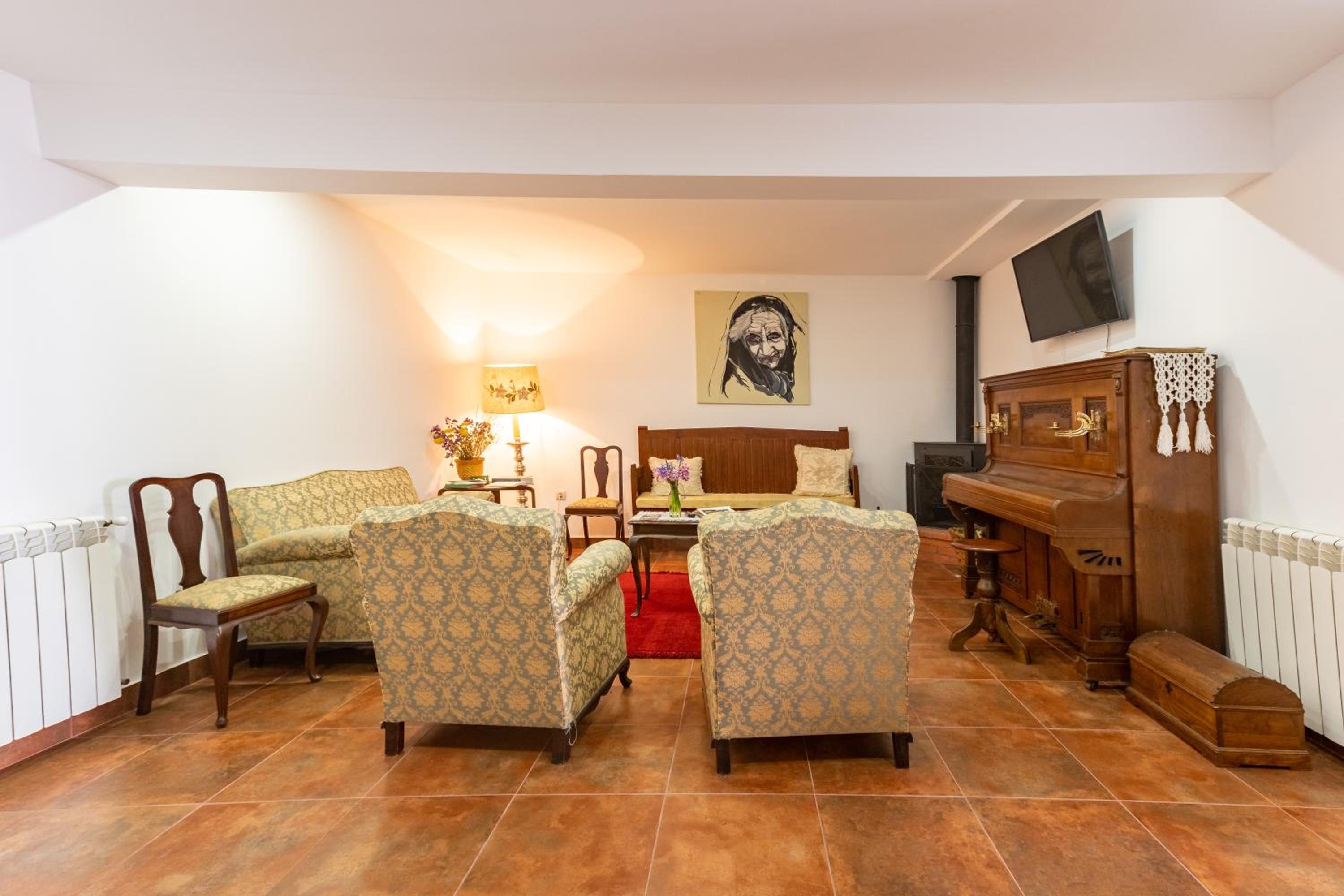 Five-Bedroom House photo 2
