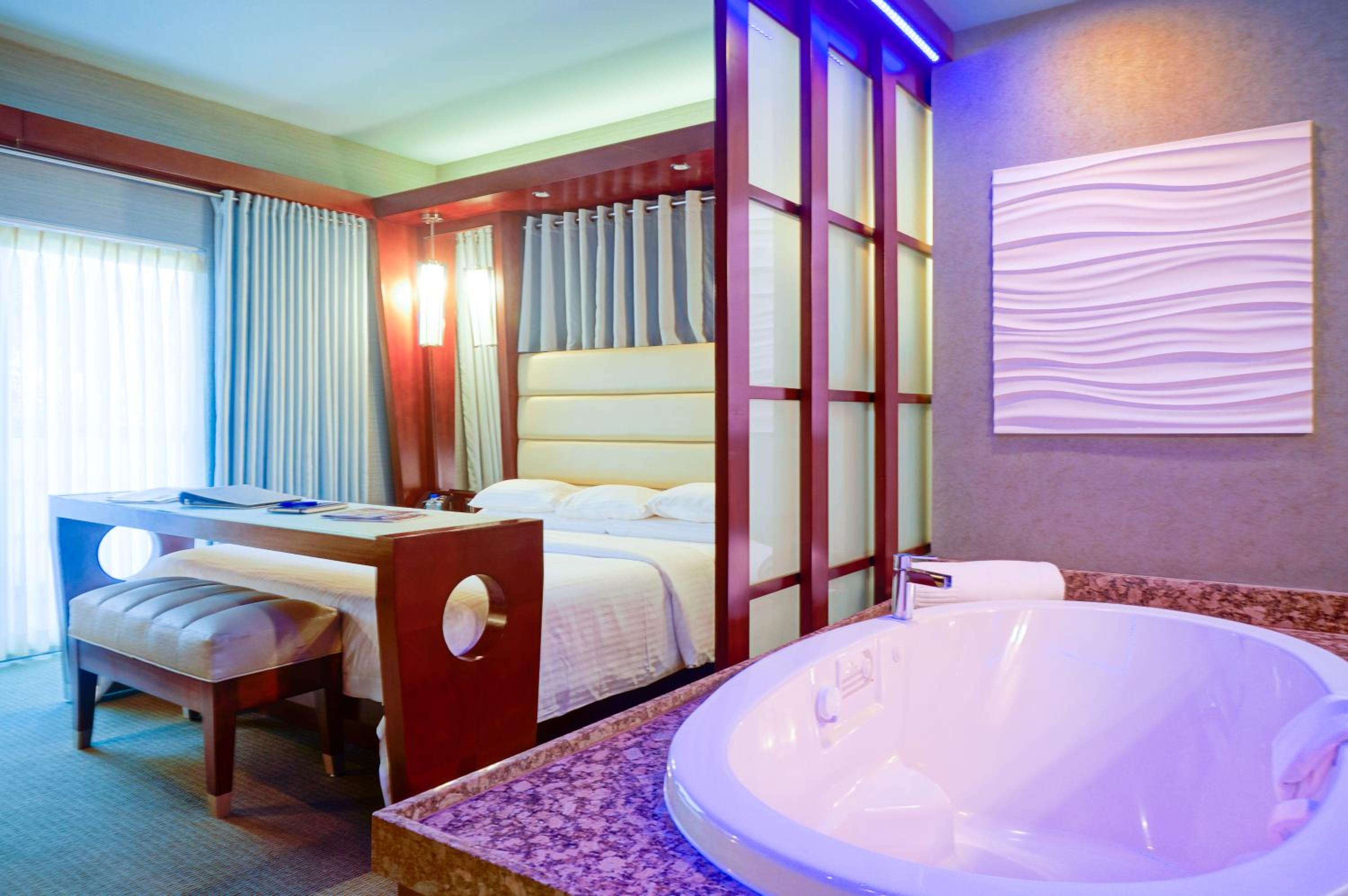 Deluxe King Spa Room photo 1