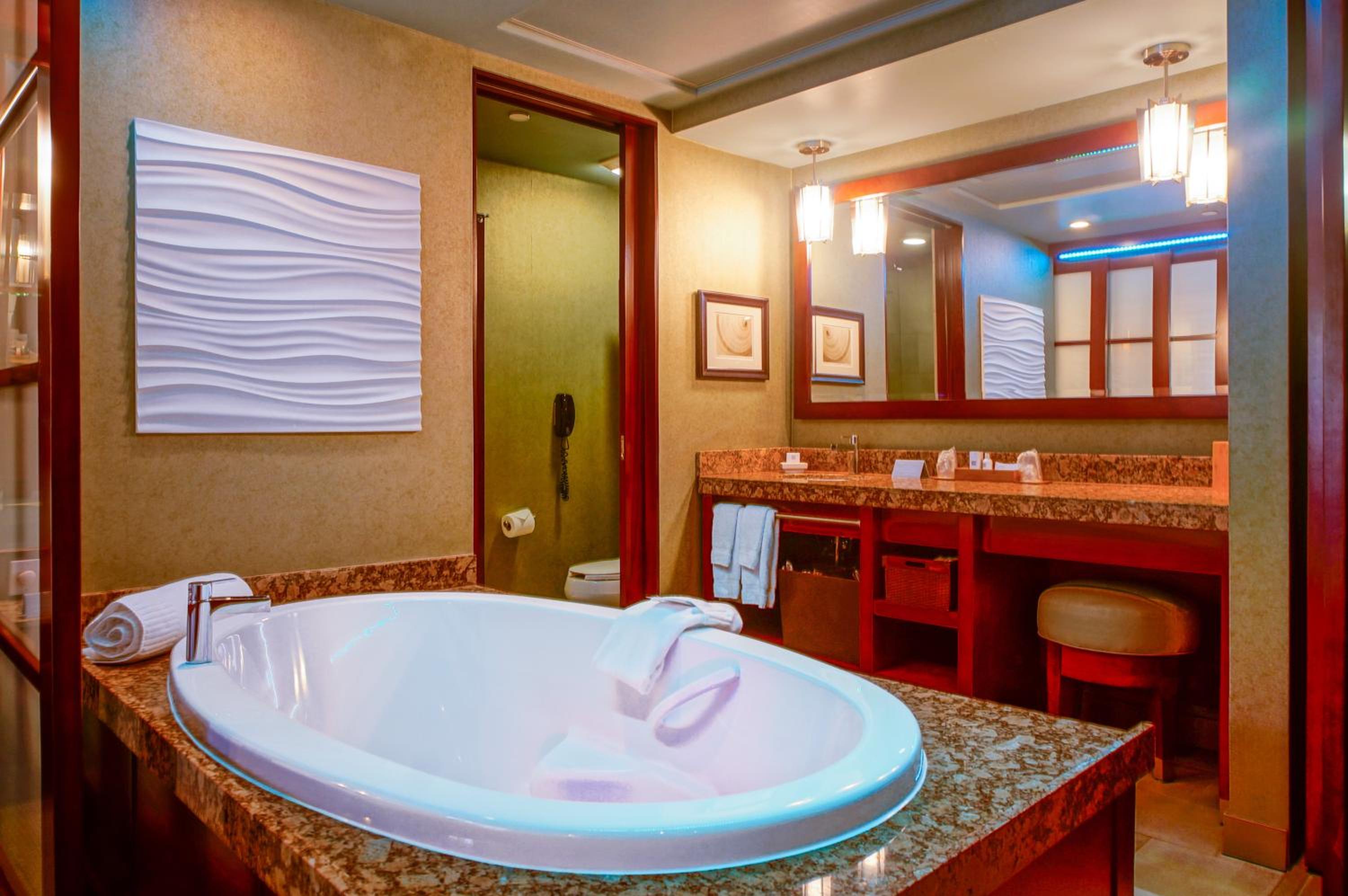 Deluxe King Spa Room photo 2