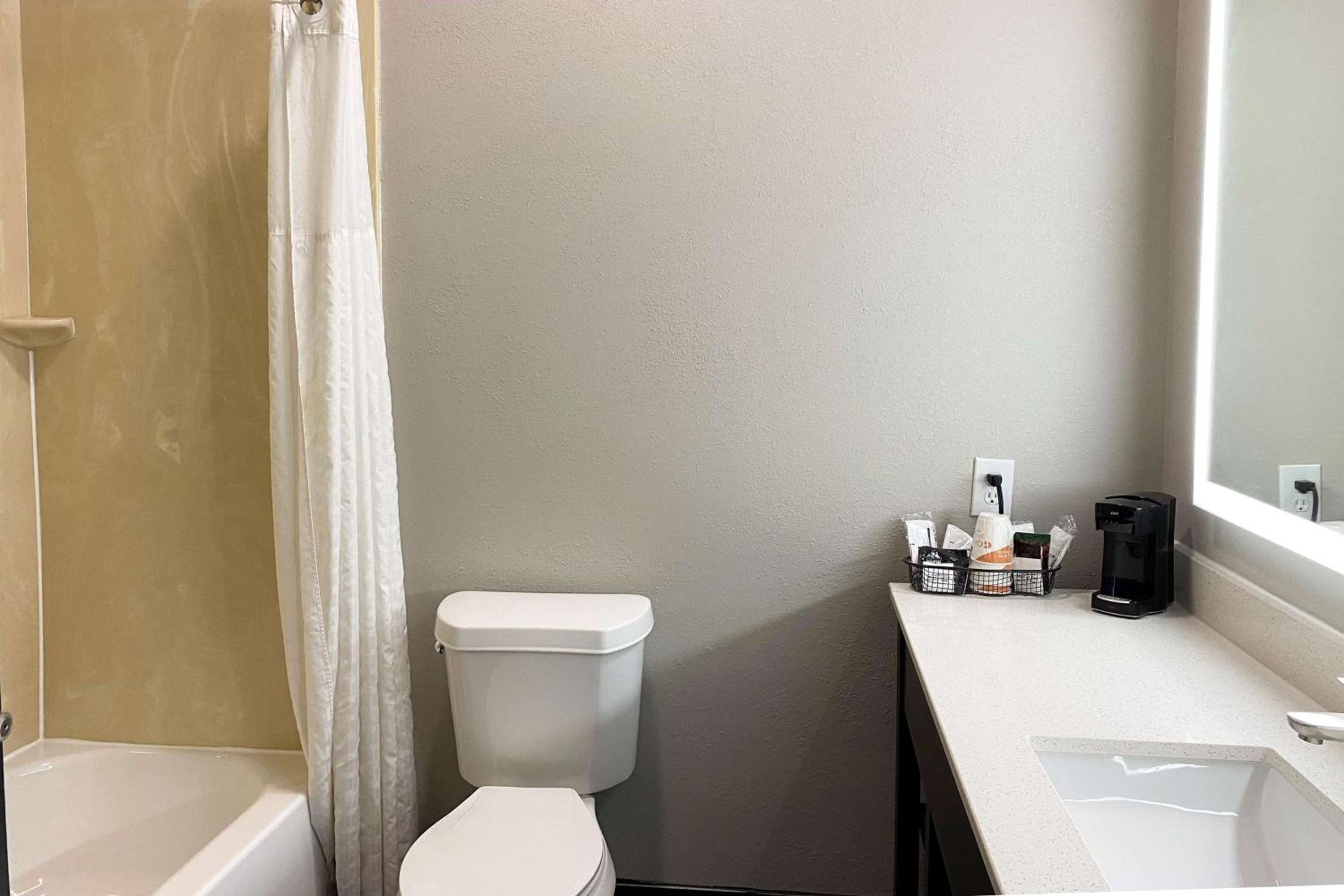 King Room - Non-Smoking - Photo 1
