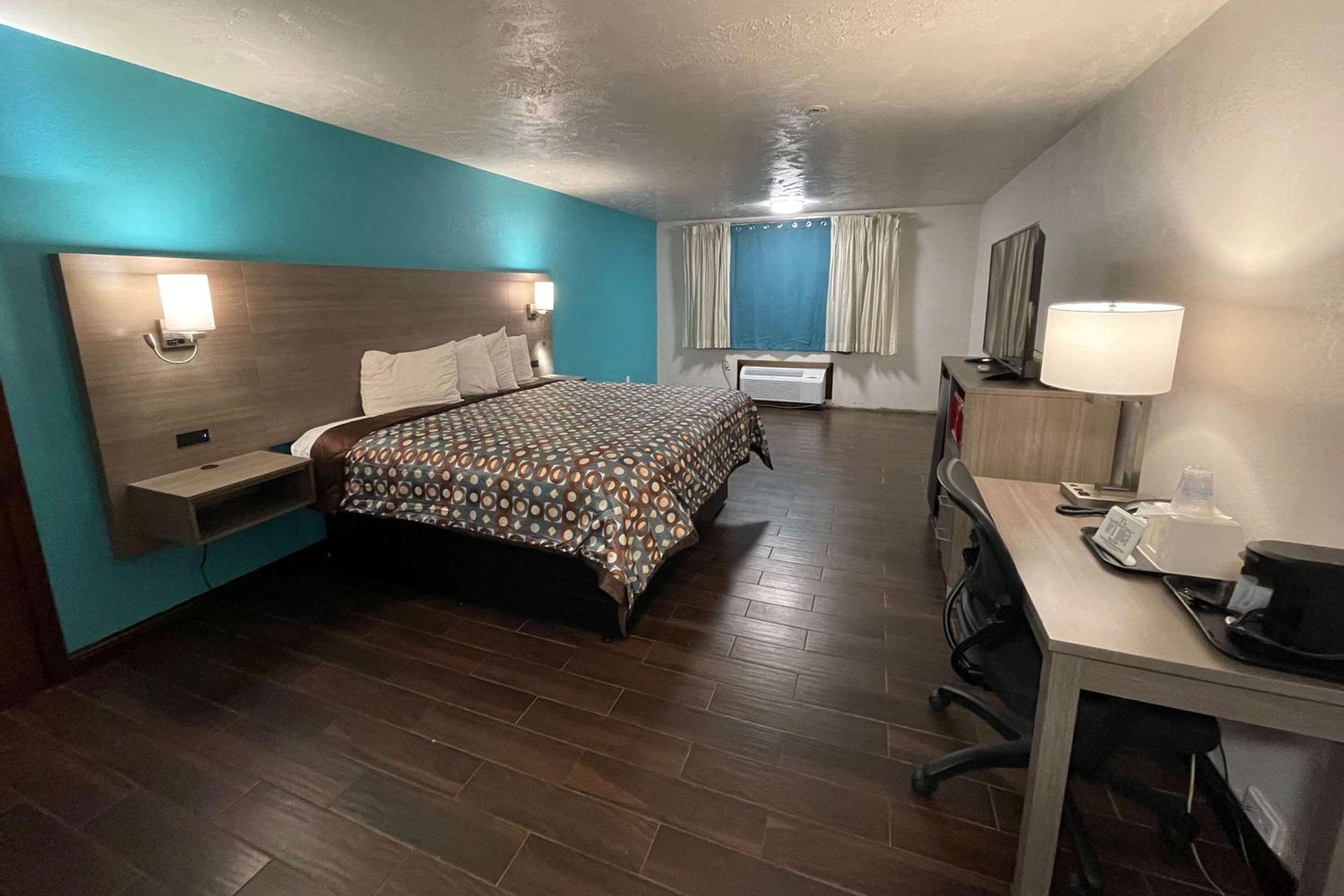 1 King Bed, Dog-Friendly, Non-Smoking - Photo 2