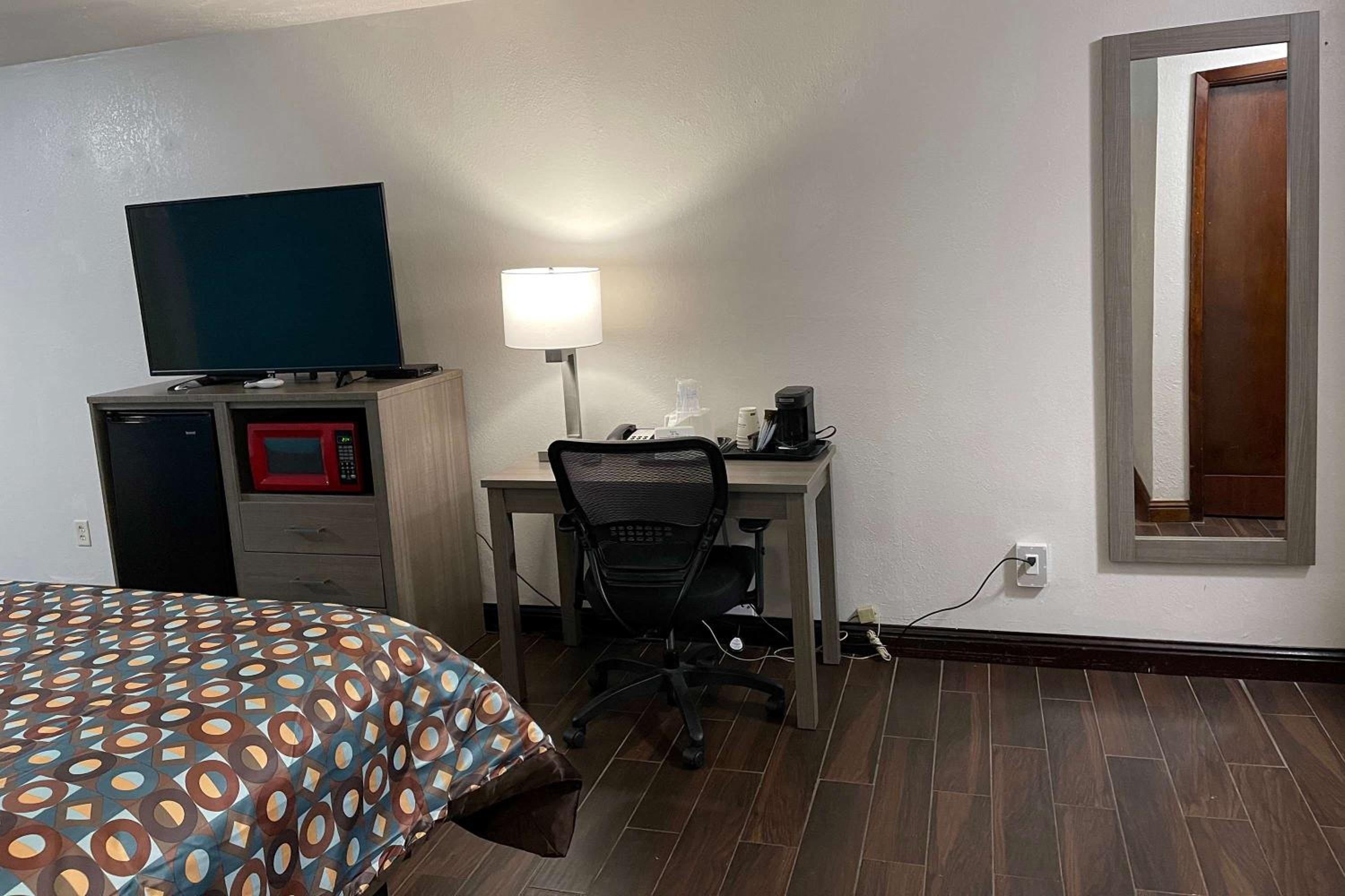 1 King Bed, Dog-Friendly, Non-Smoking - Photo 9