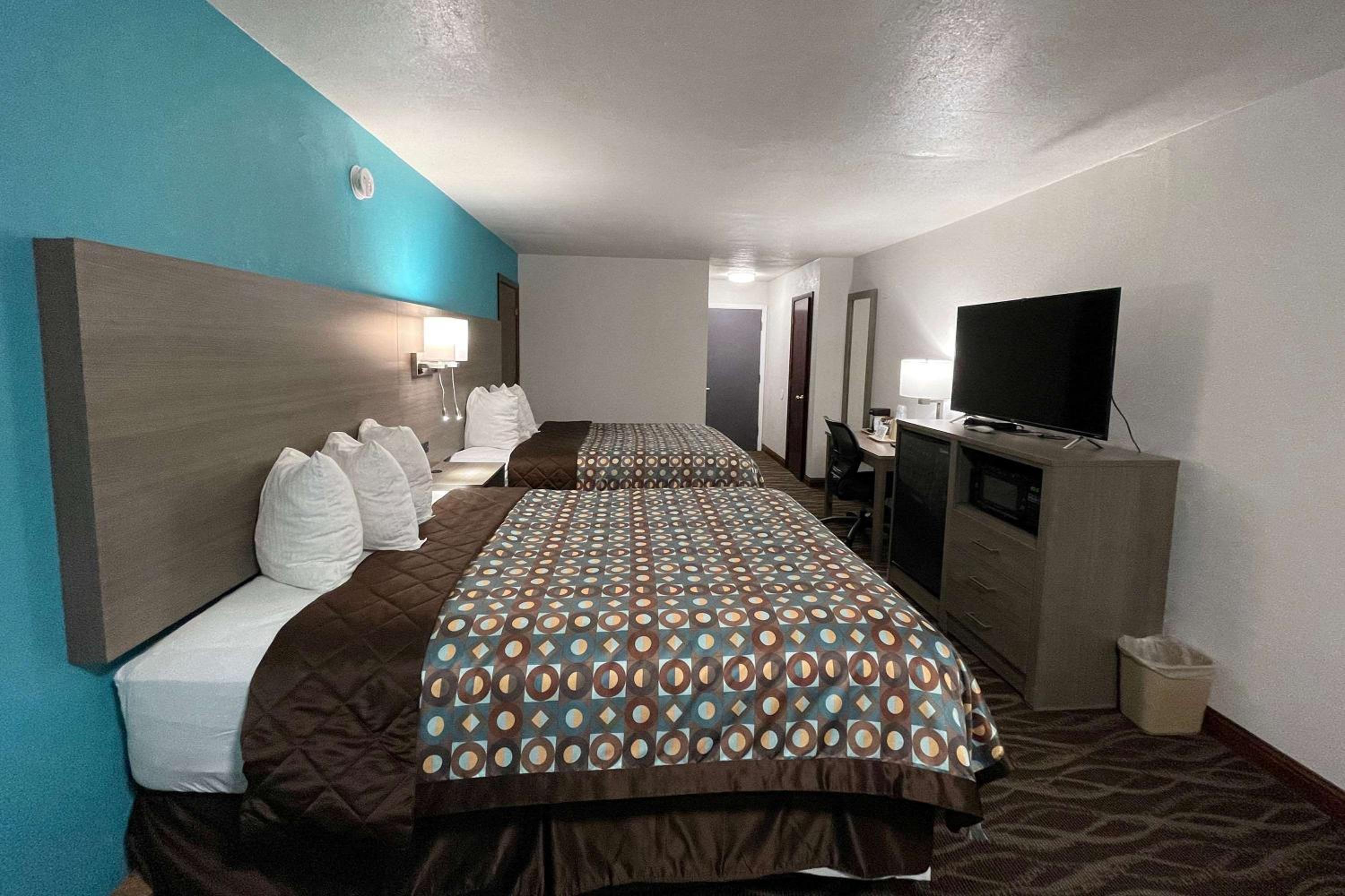 2 Queen Beds, Dog-Friendly, Non-Smoking - Photo 8
