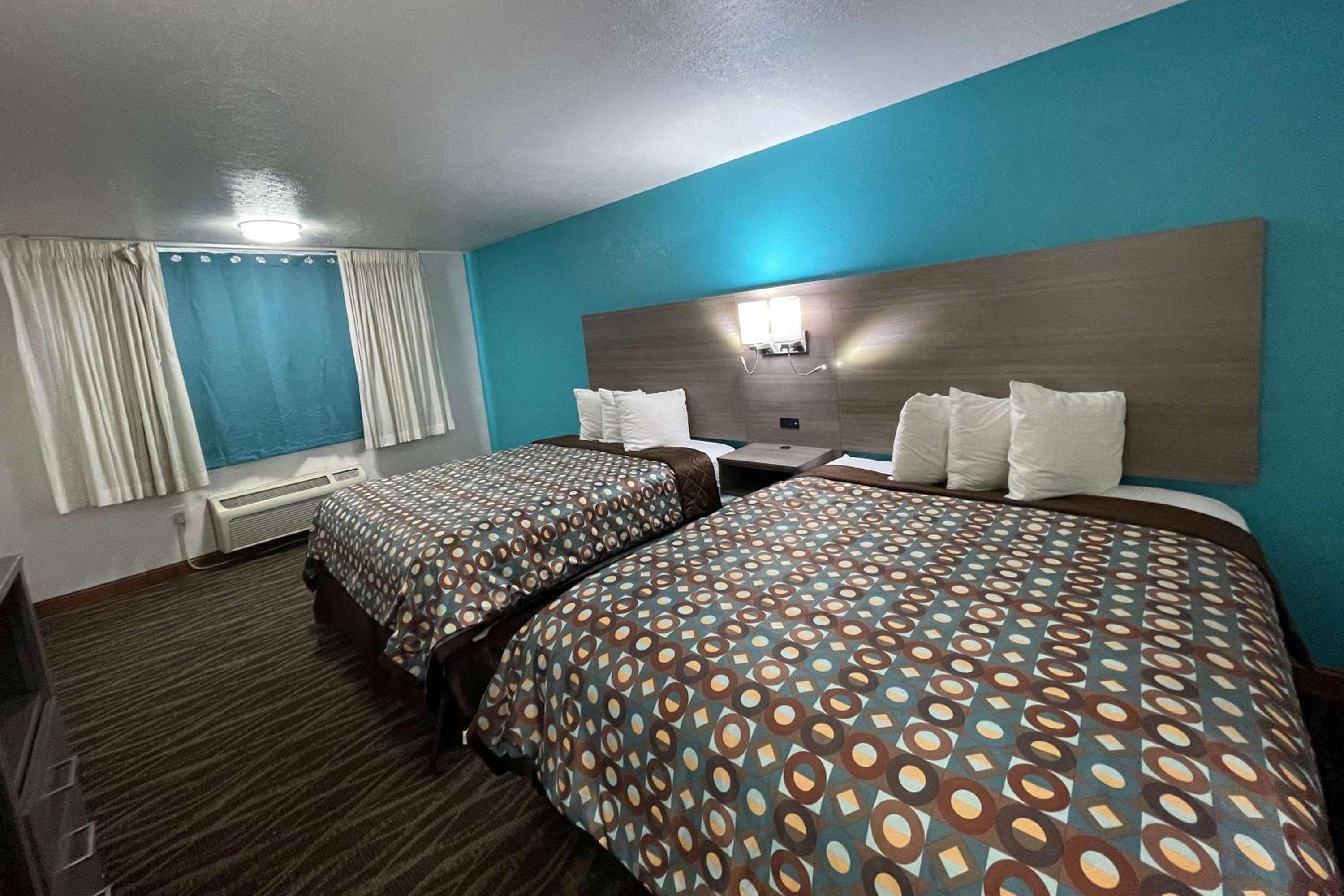2 Queen Beds, Dog-Friendly, Non-Smoking - Photo 9