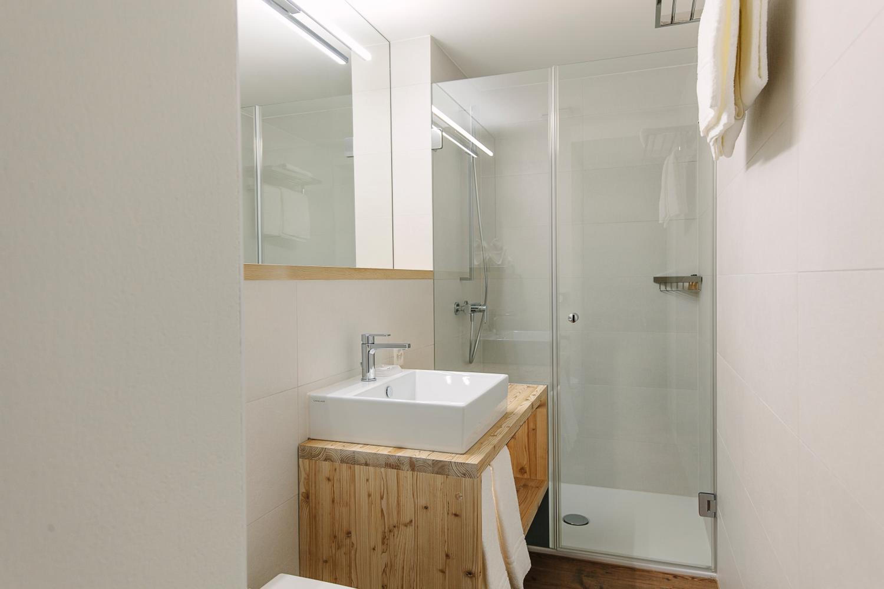 Double Room with Balcony - Photo 13