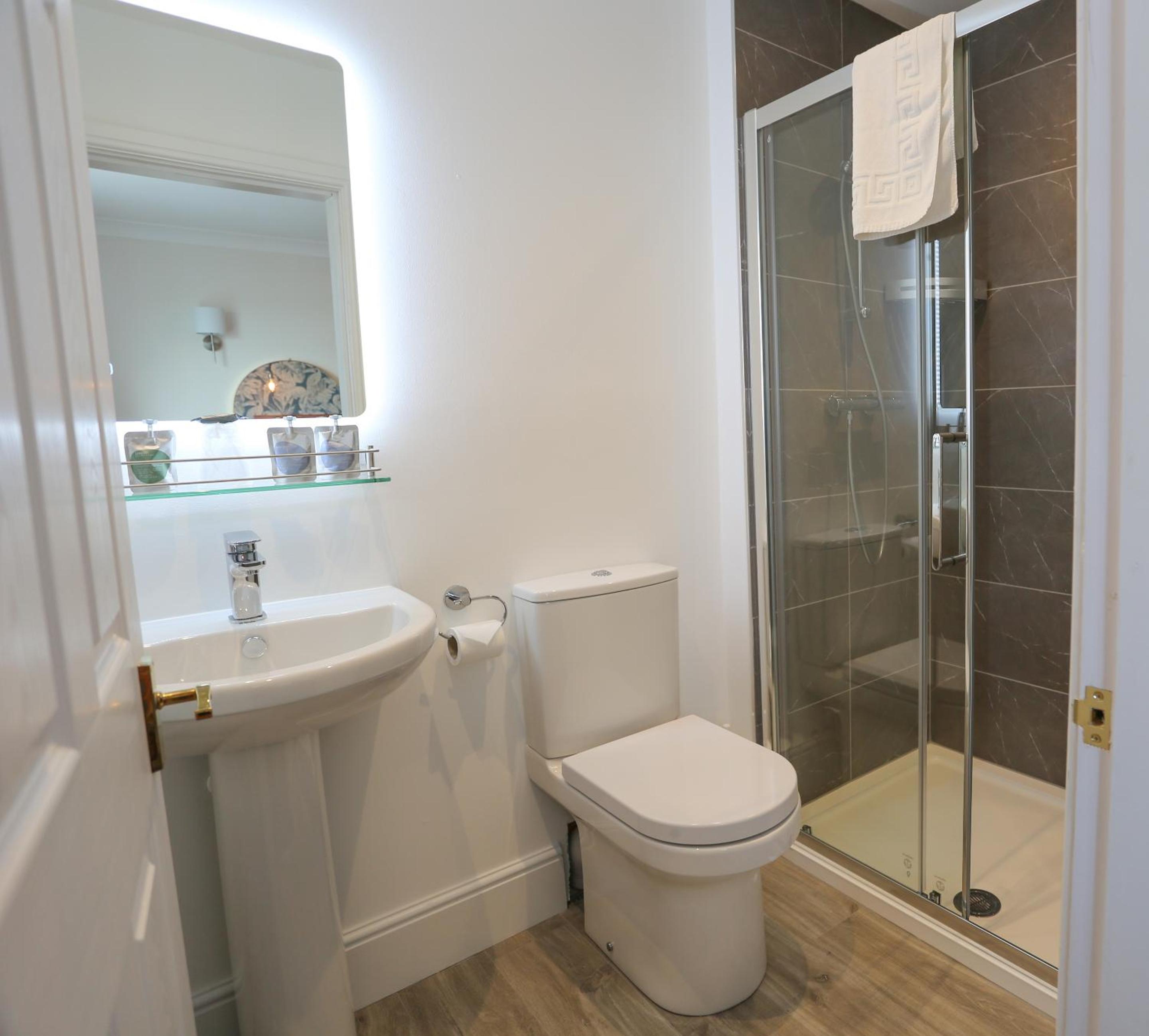 Double Room with Coastal View - Photo 7