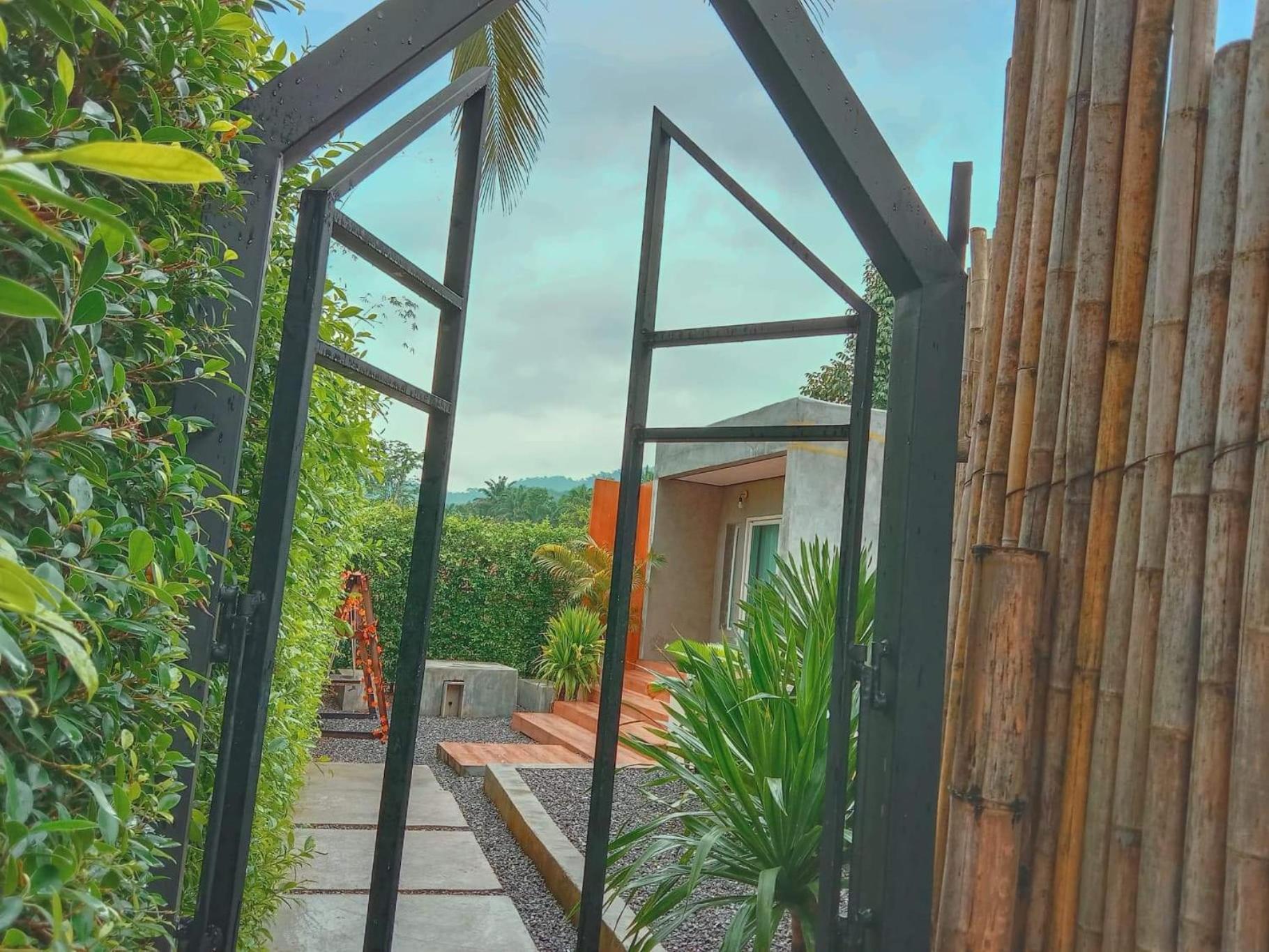 Double Room with Pool View - Photo 5