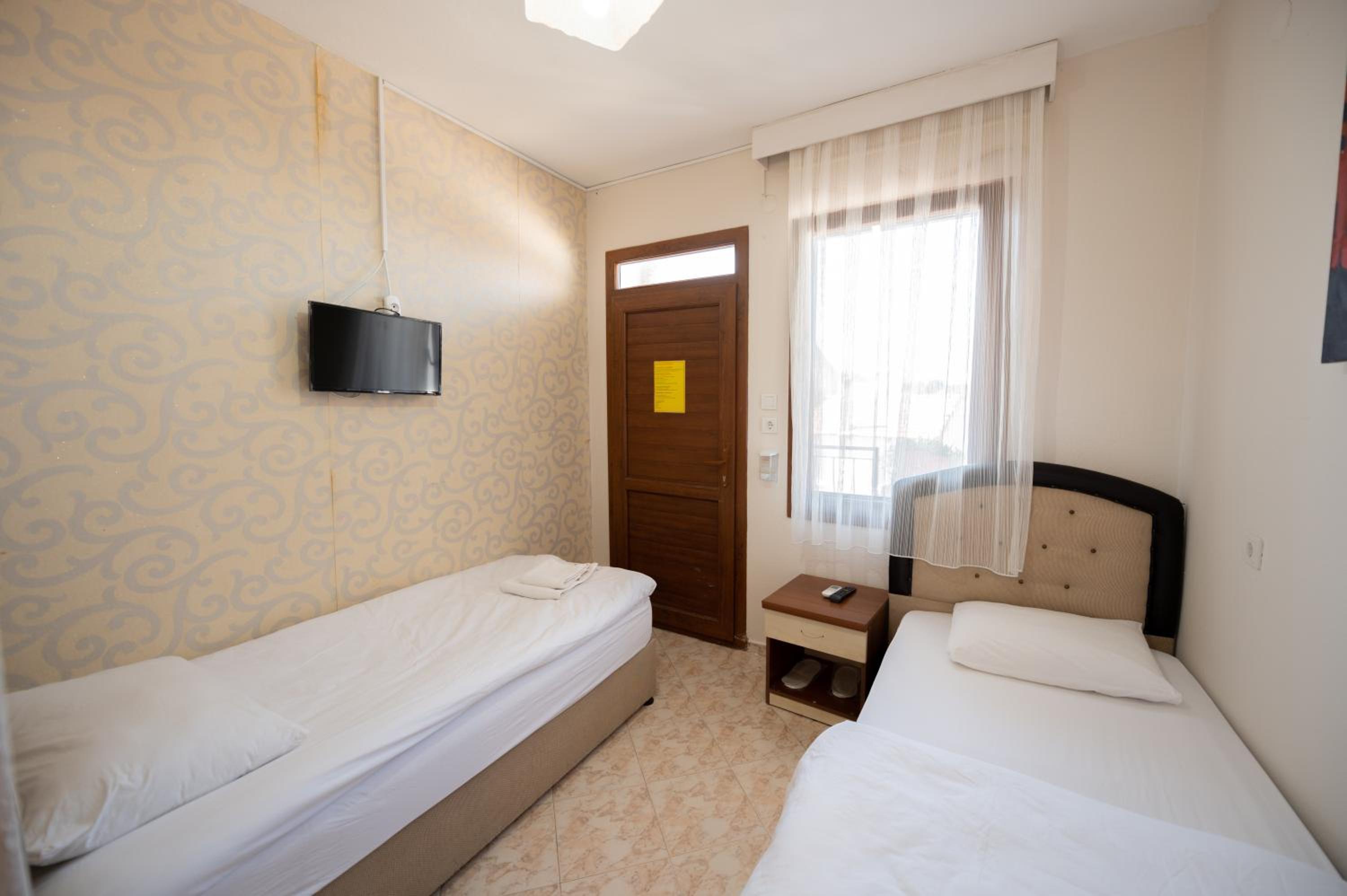 Standard Twin Room - Photo 1