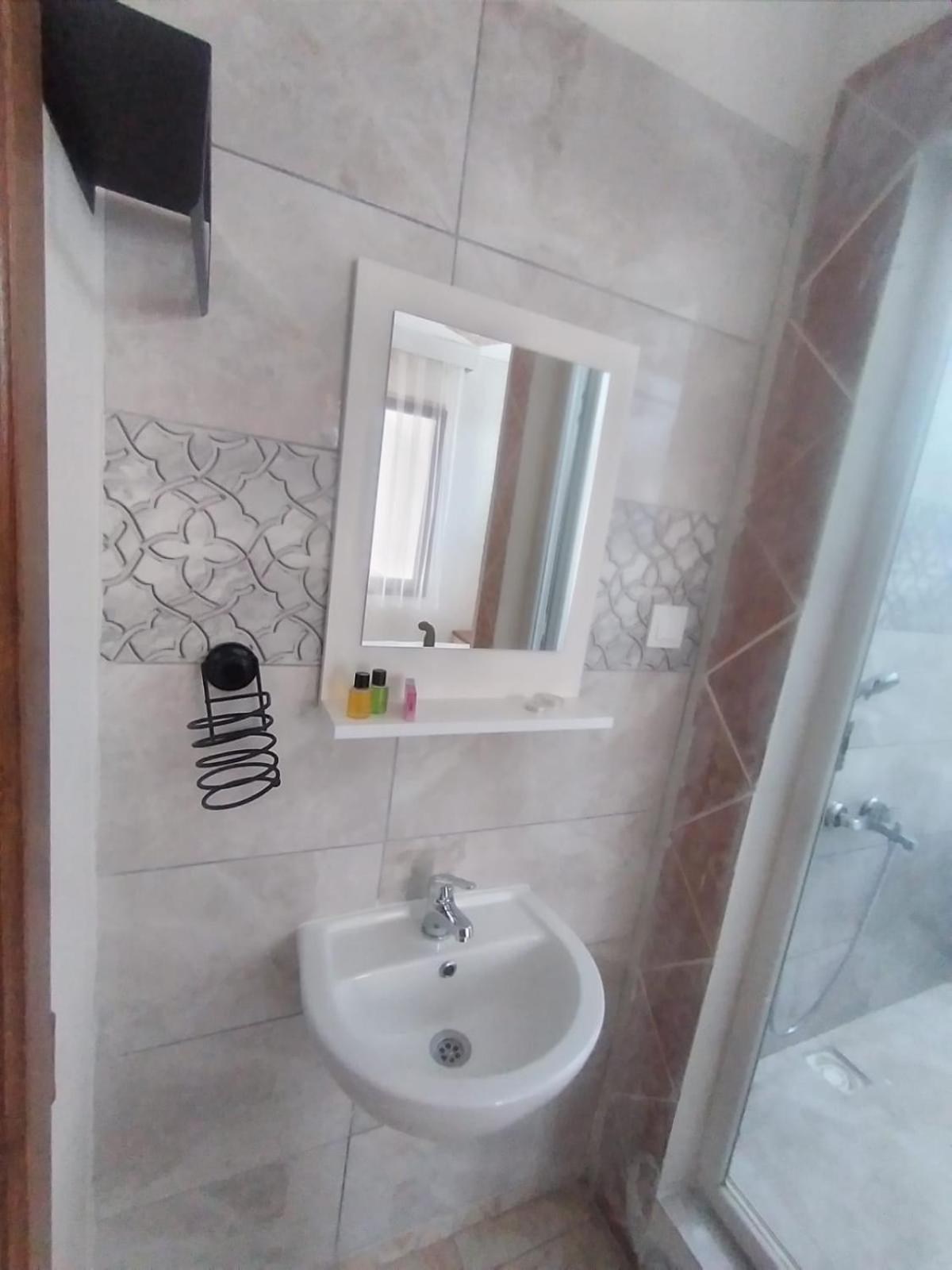 Budget Double Room - Photo 6