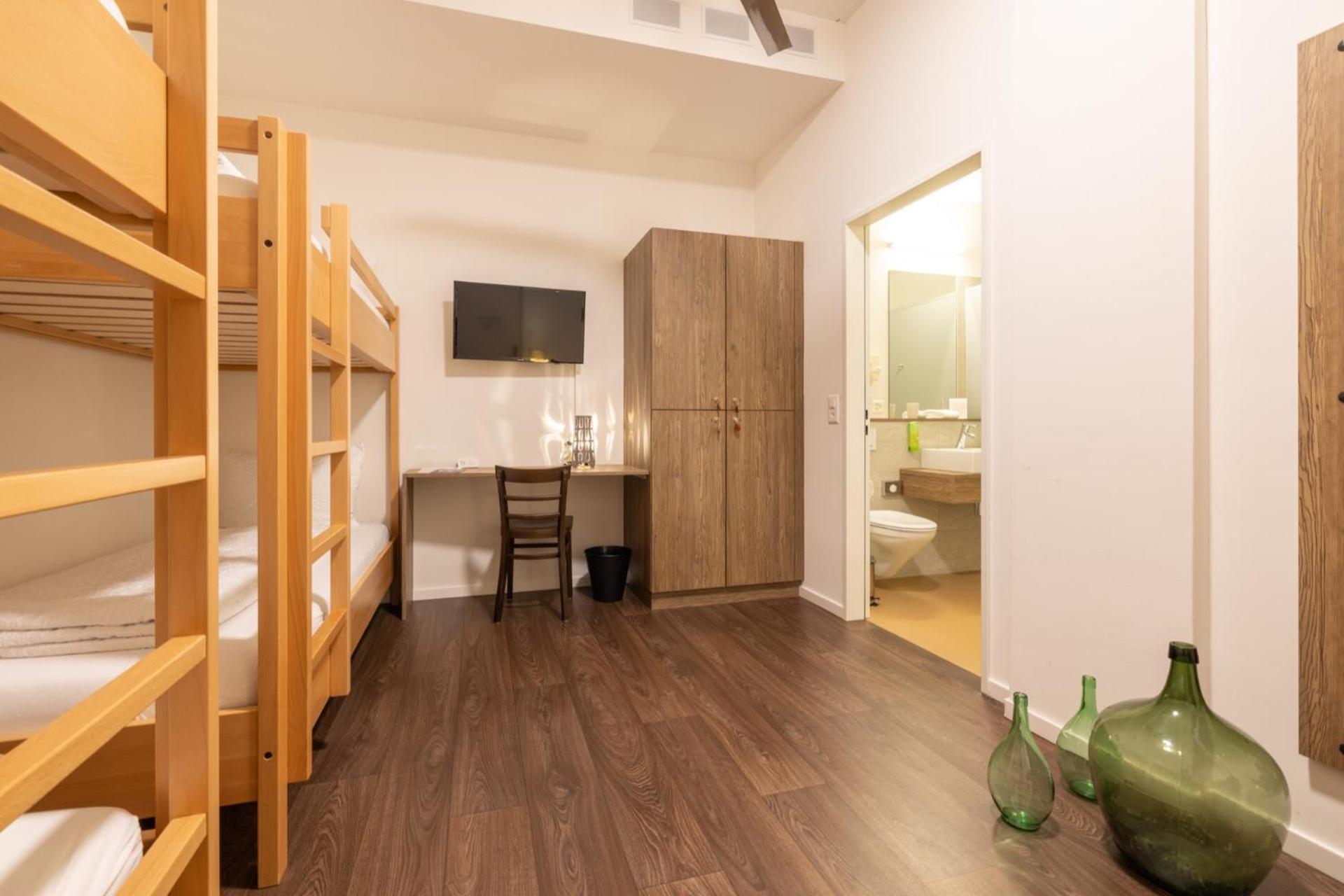 Budget Quadruple Room - no window photo 2