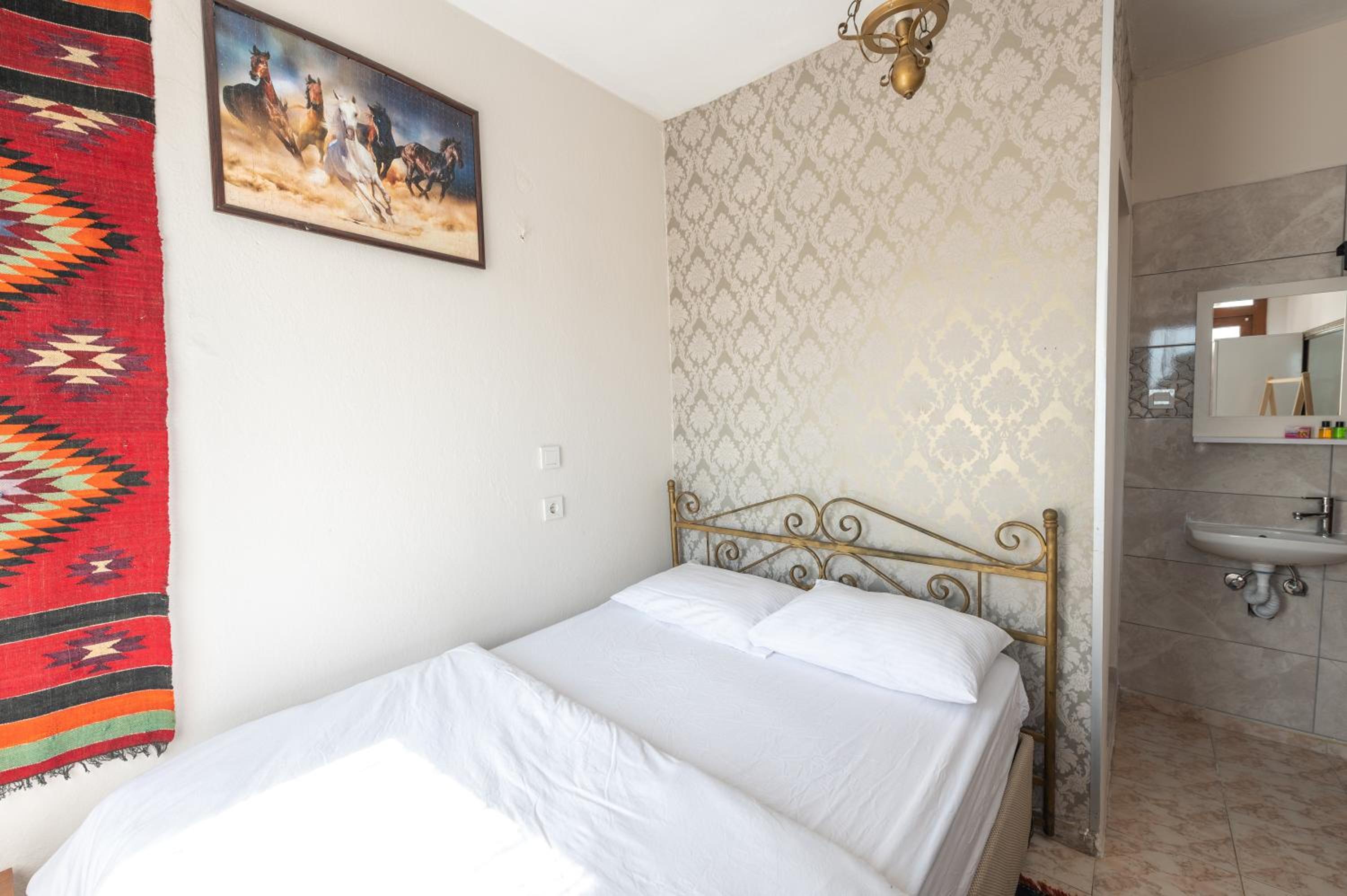 Budget Double Room - Photo 2
