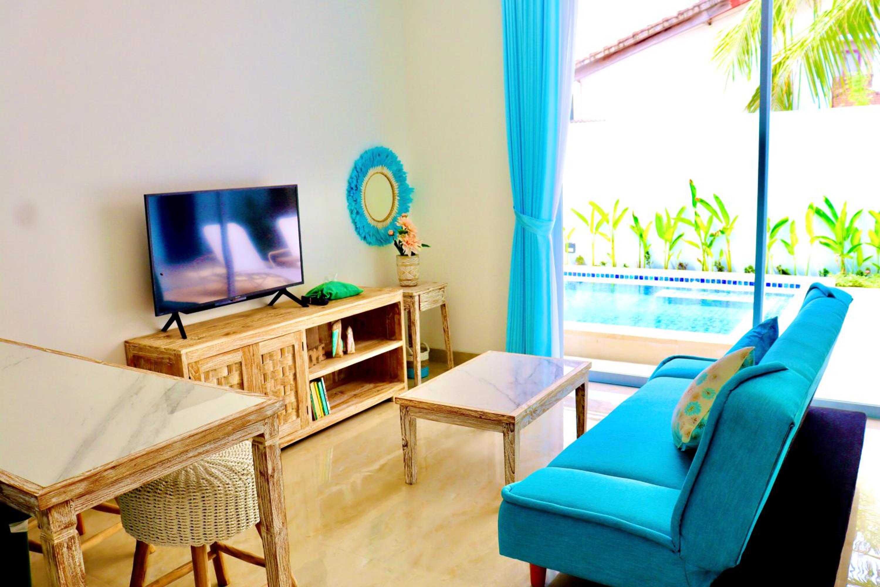 Suite with Pool View - Photo 11