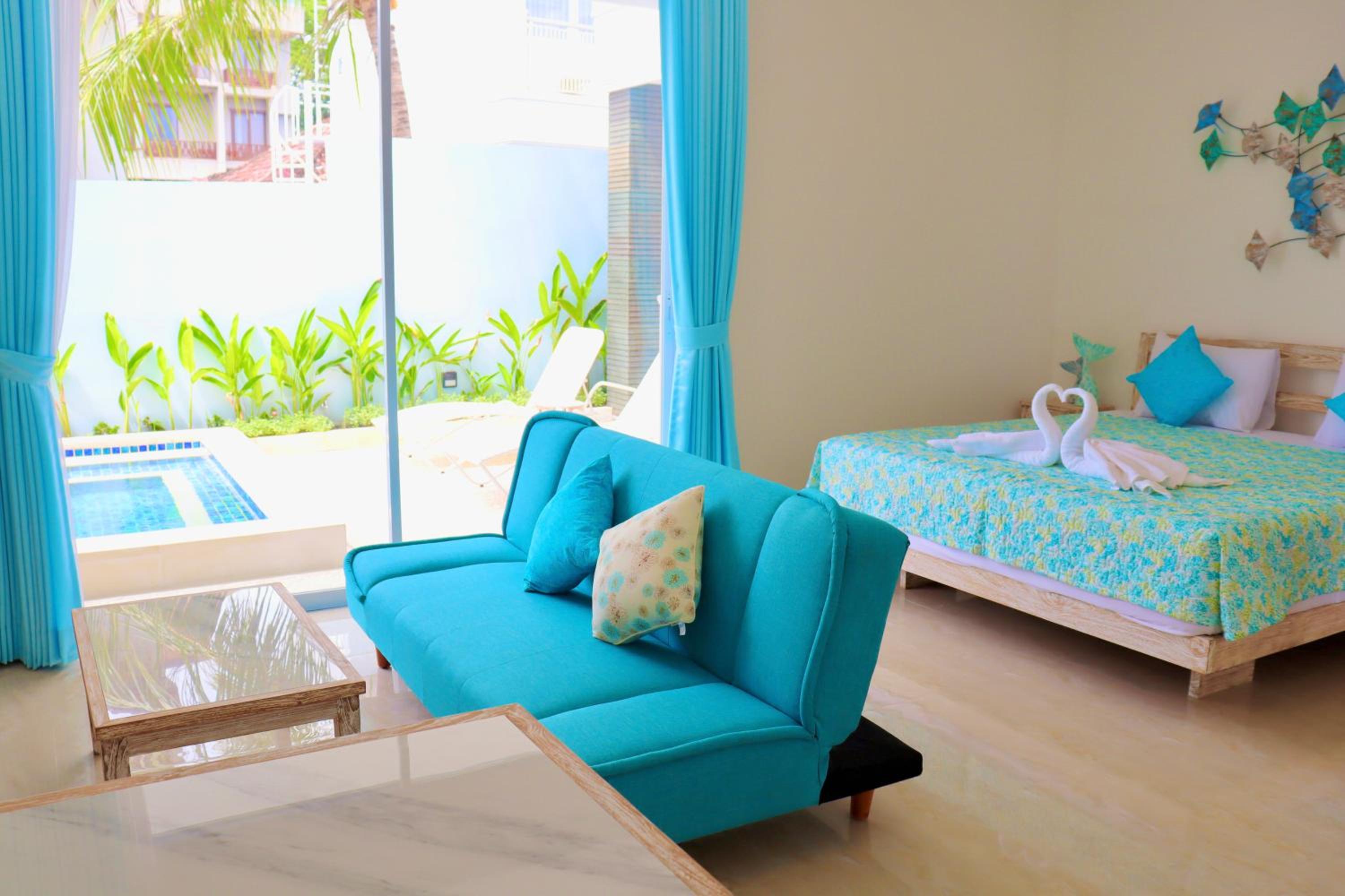 Suite with Pool View - Photo 20