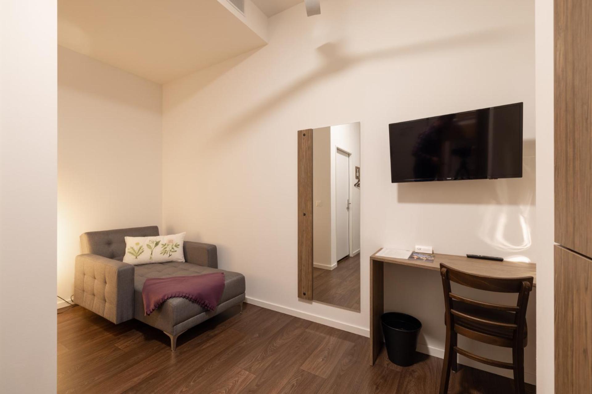 Budget Triple Room - No Window photo 3