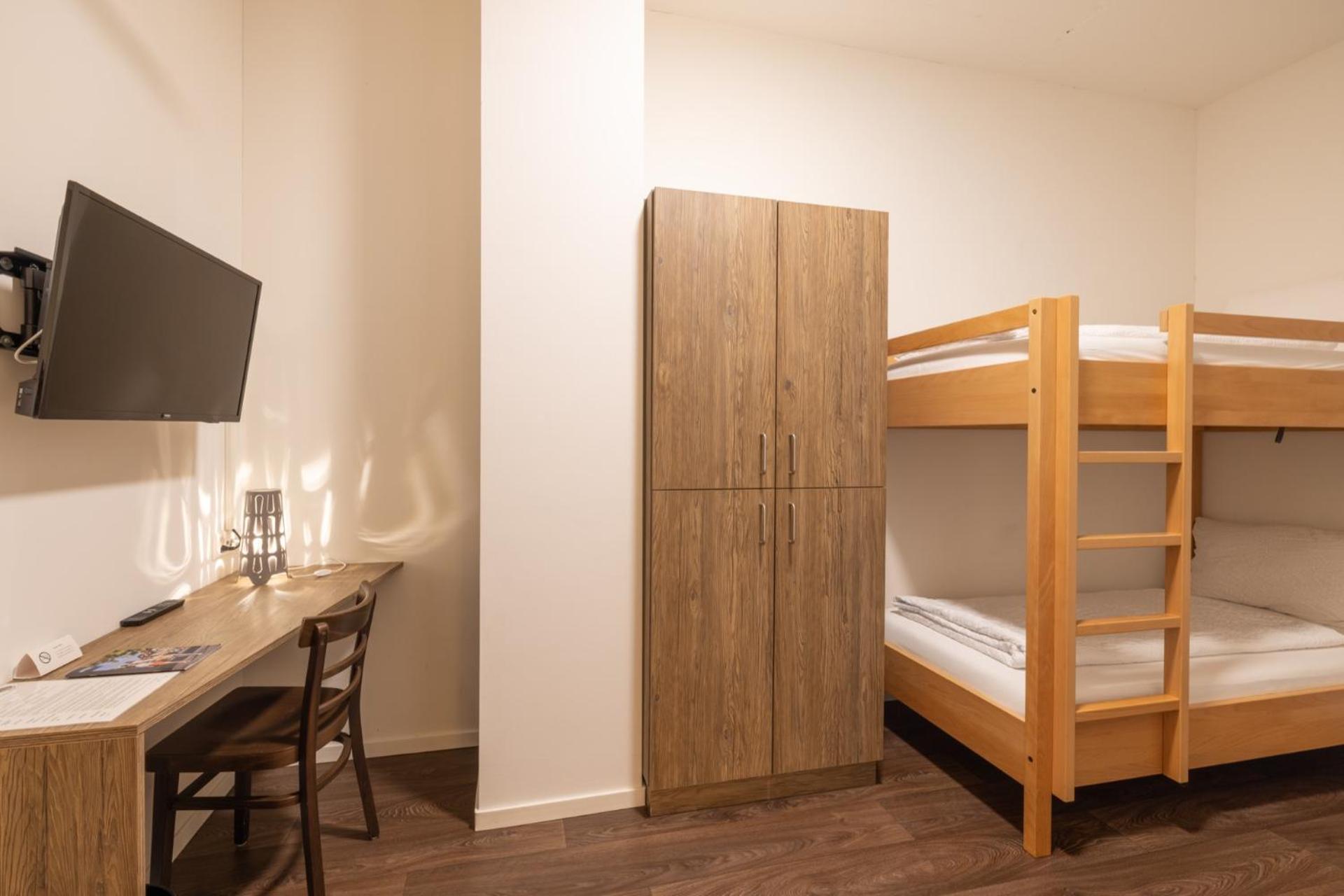 Budget Triple Room - No Window photo 2