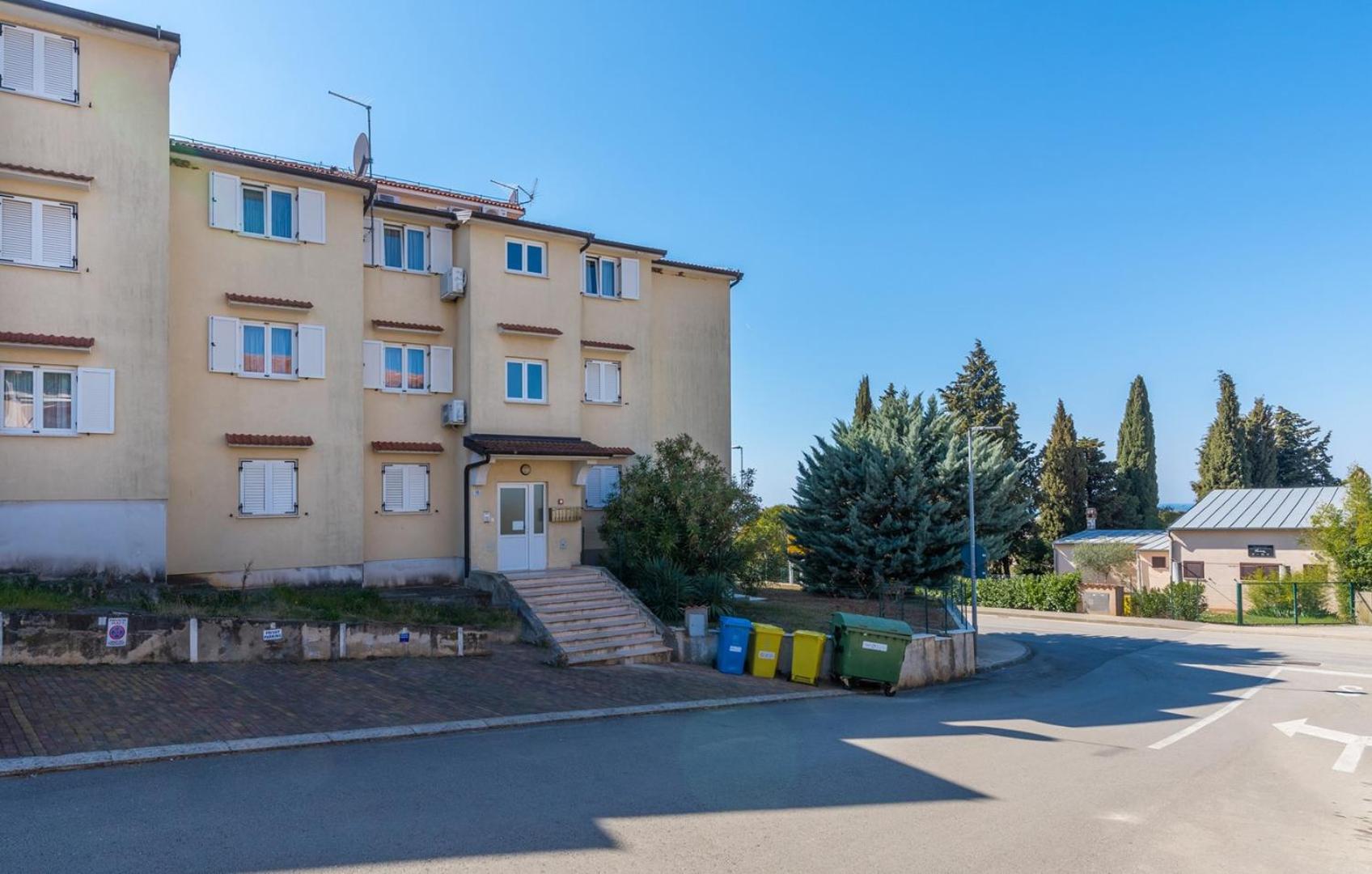 Apartment with Balcony photo 3
