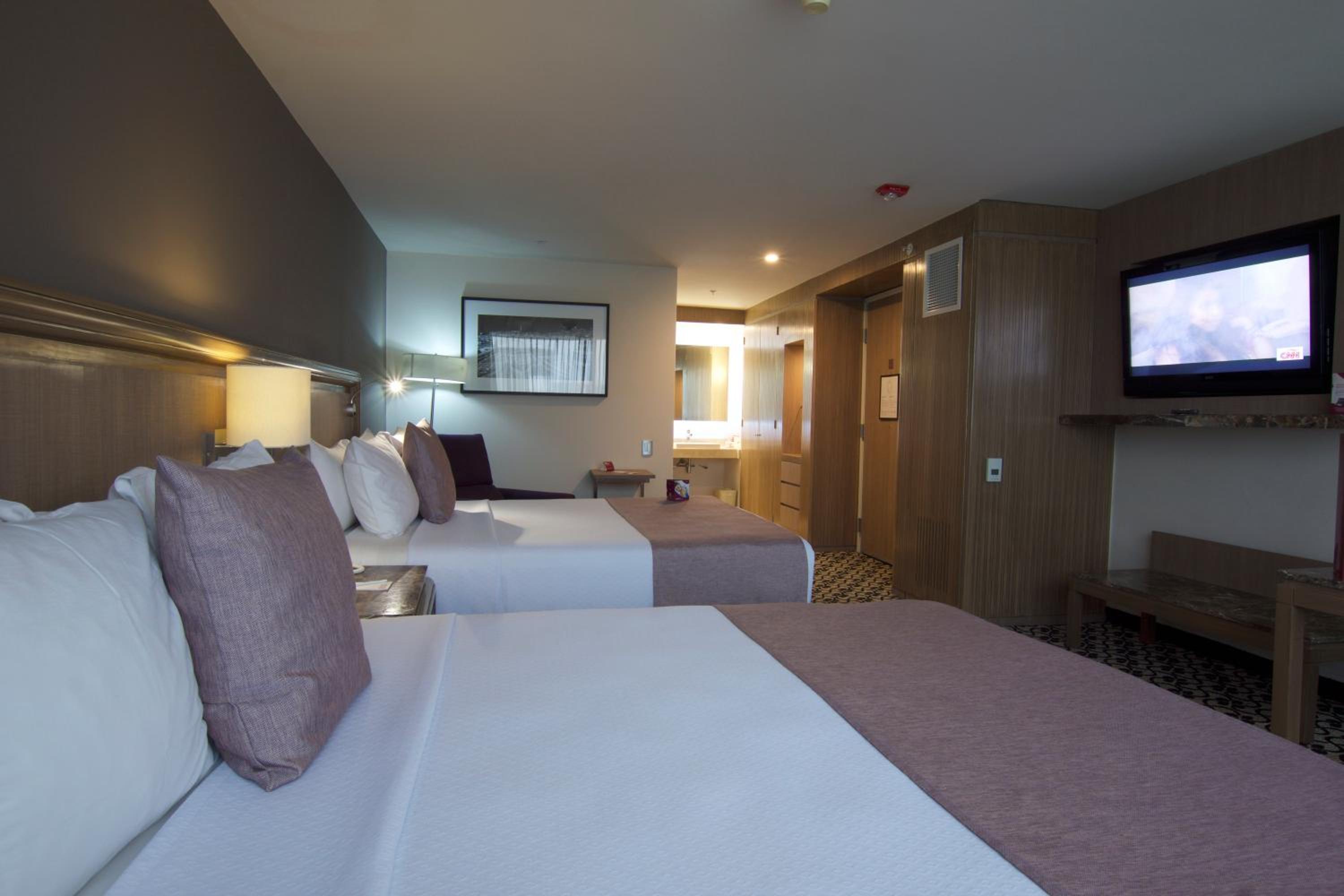 Standard Room with Two Queen Beds - Photo 11