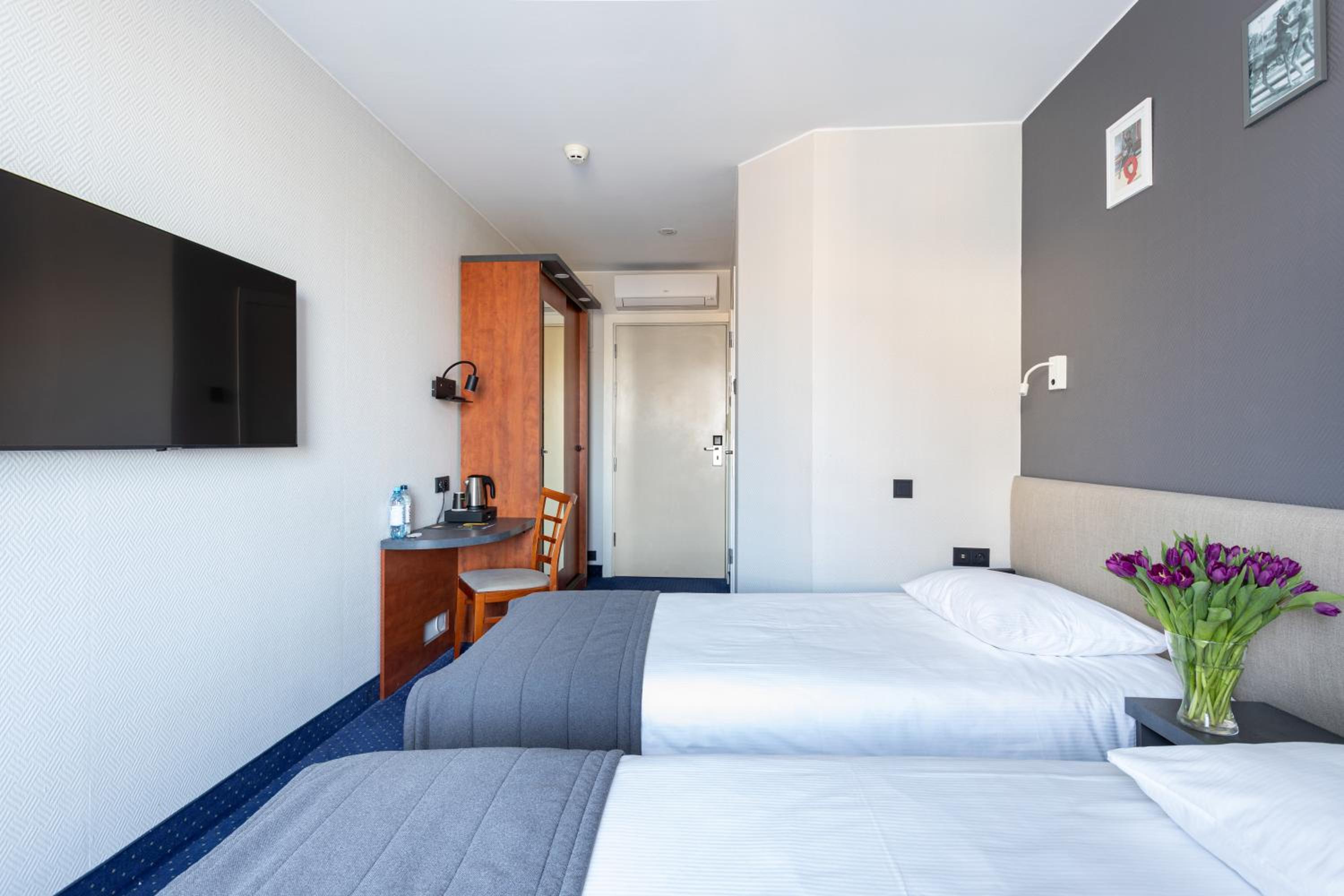 Twin Room - Photo 2