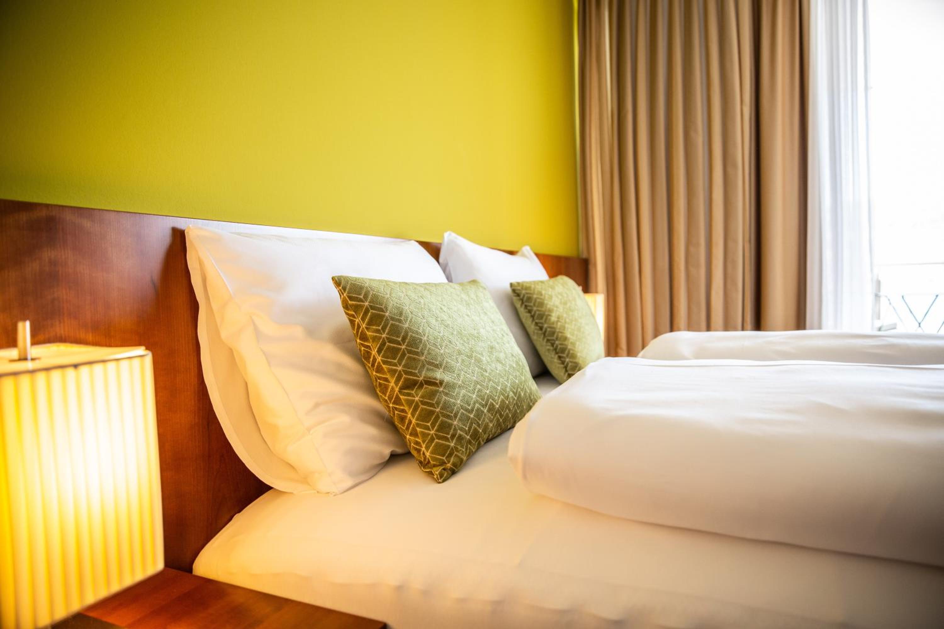 Double Room with Balcony without Lake View - Photo 8