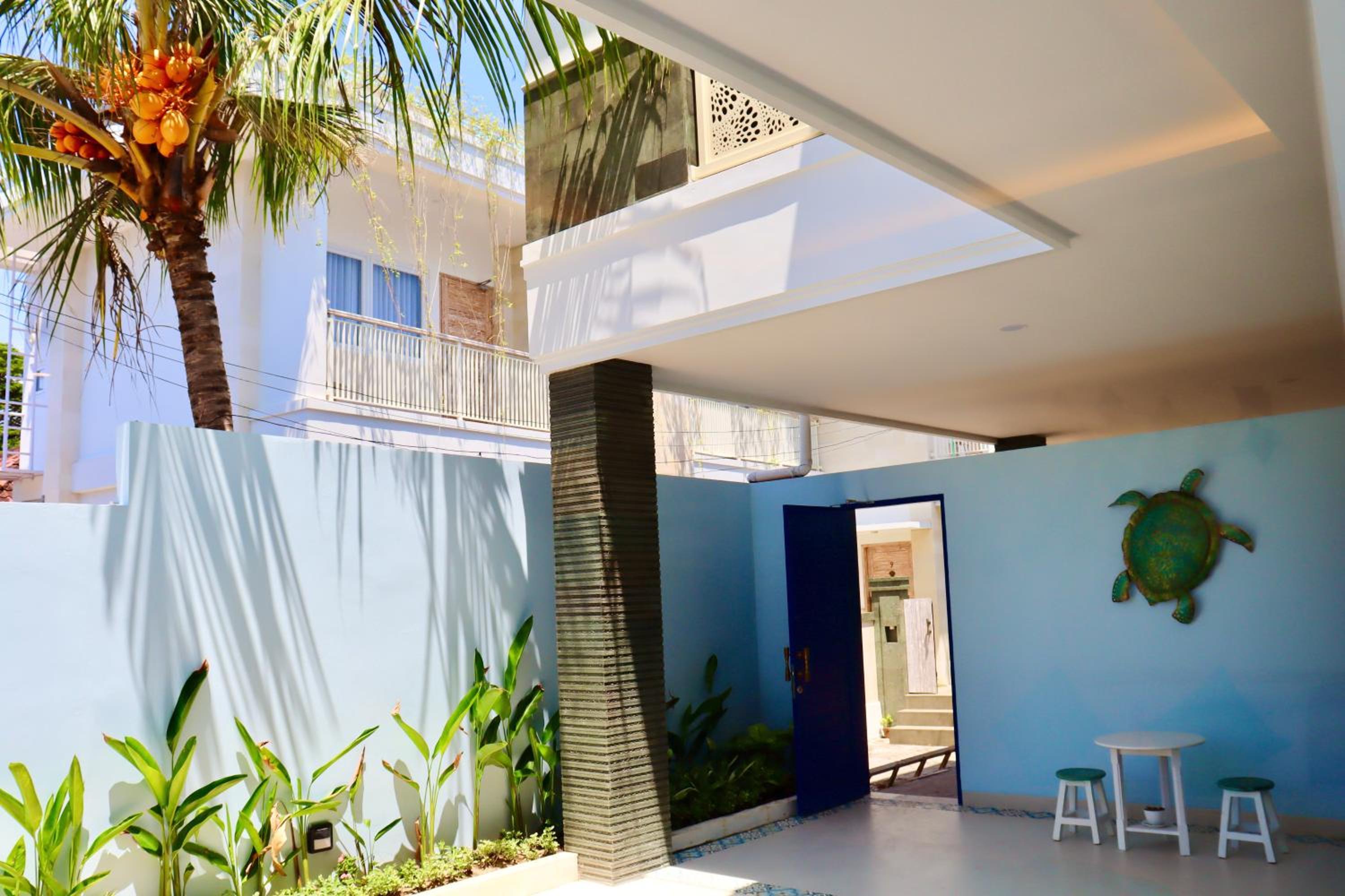 Suite with Pool View - Photo 22