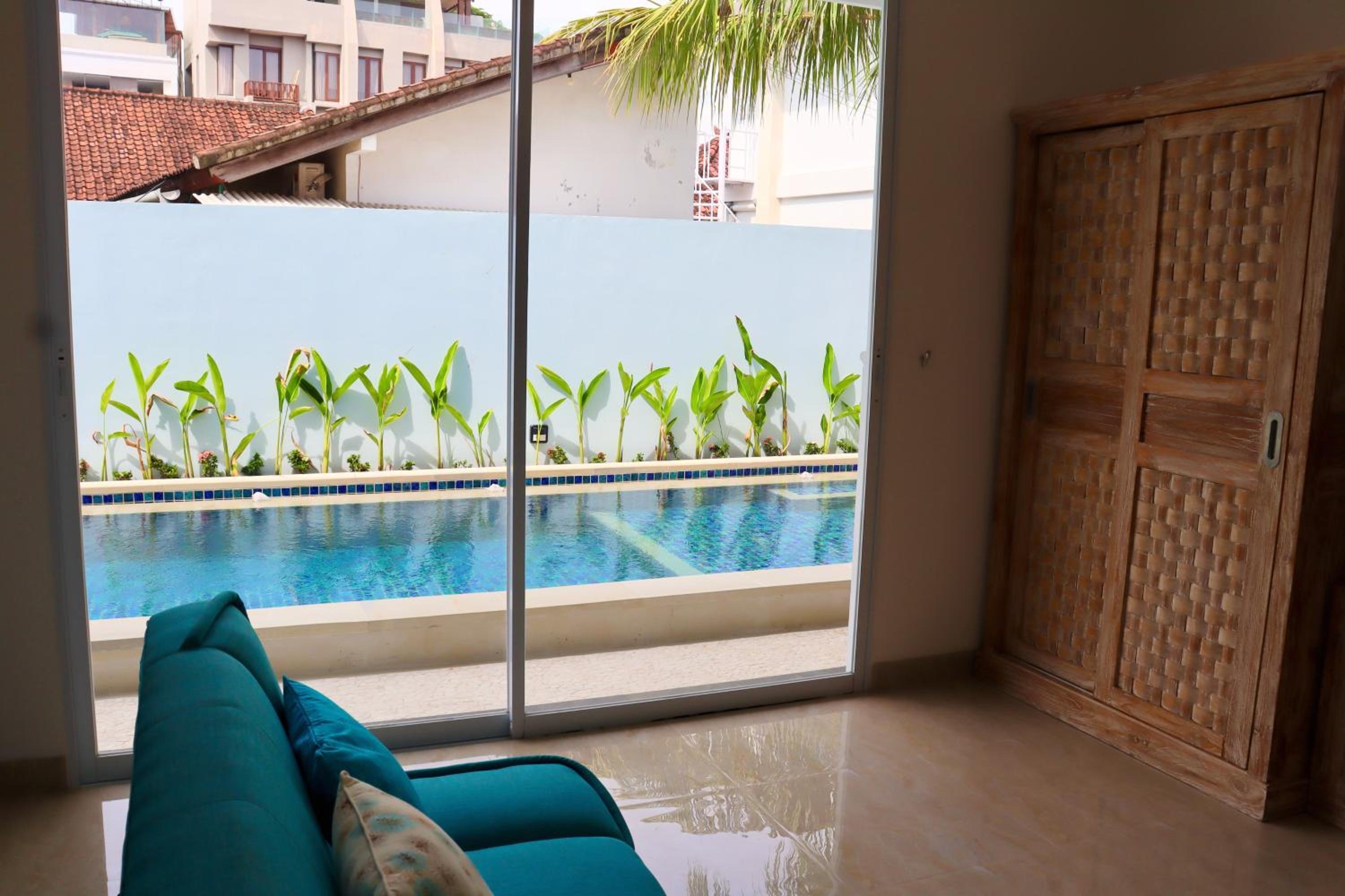 Suite with Pool View - Photo 14