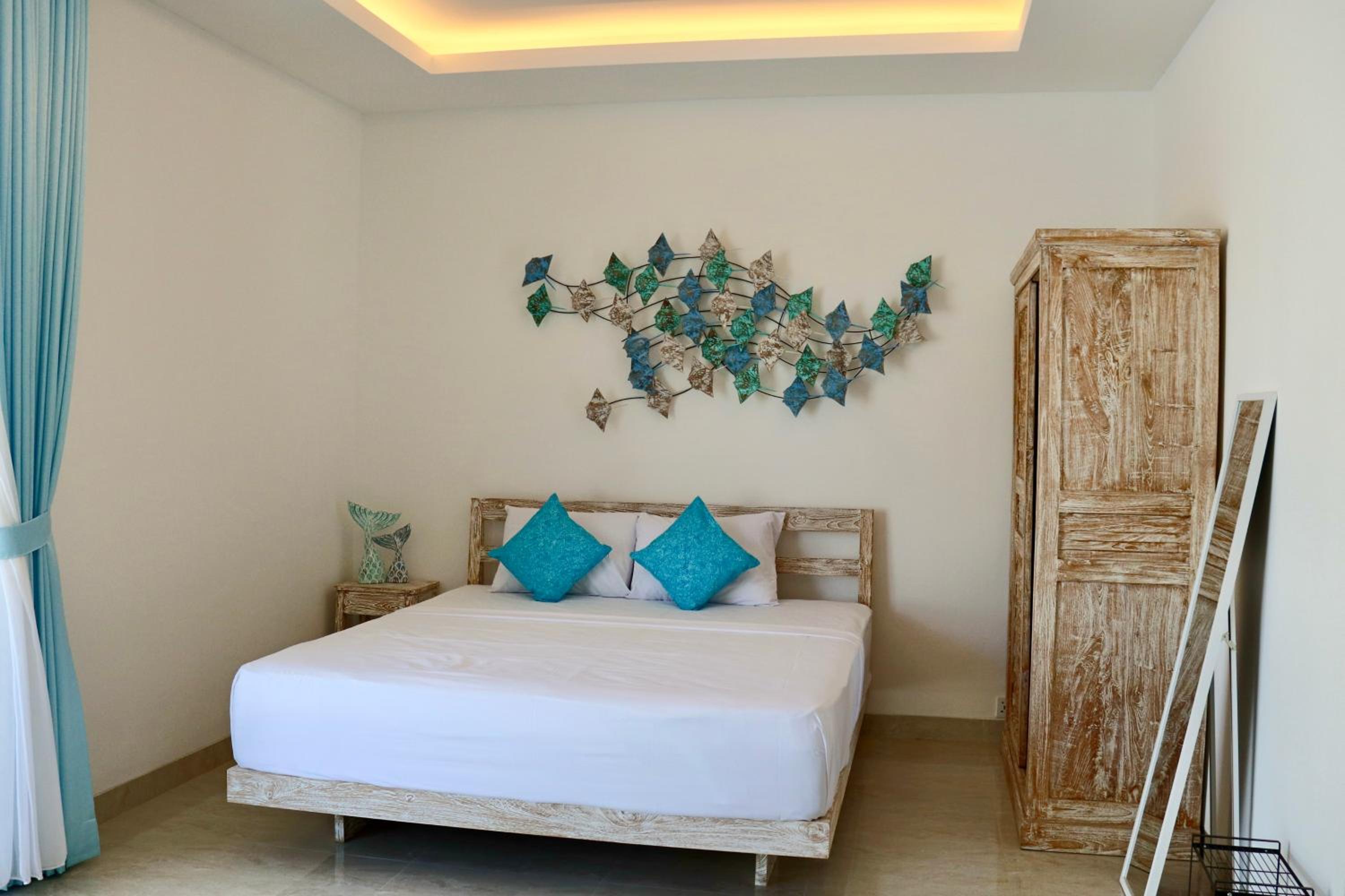 Suite with Pool View - Photo 15