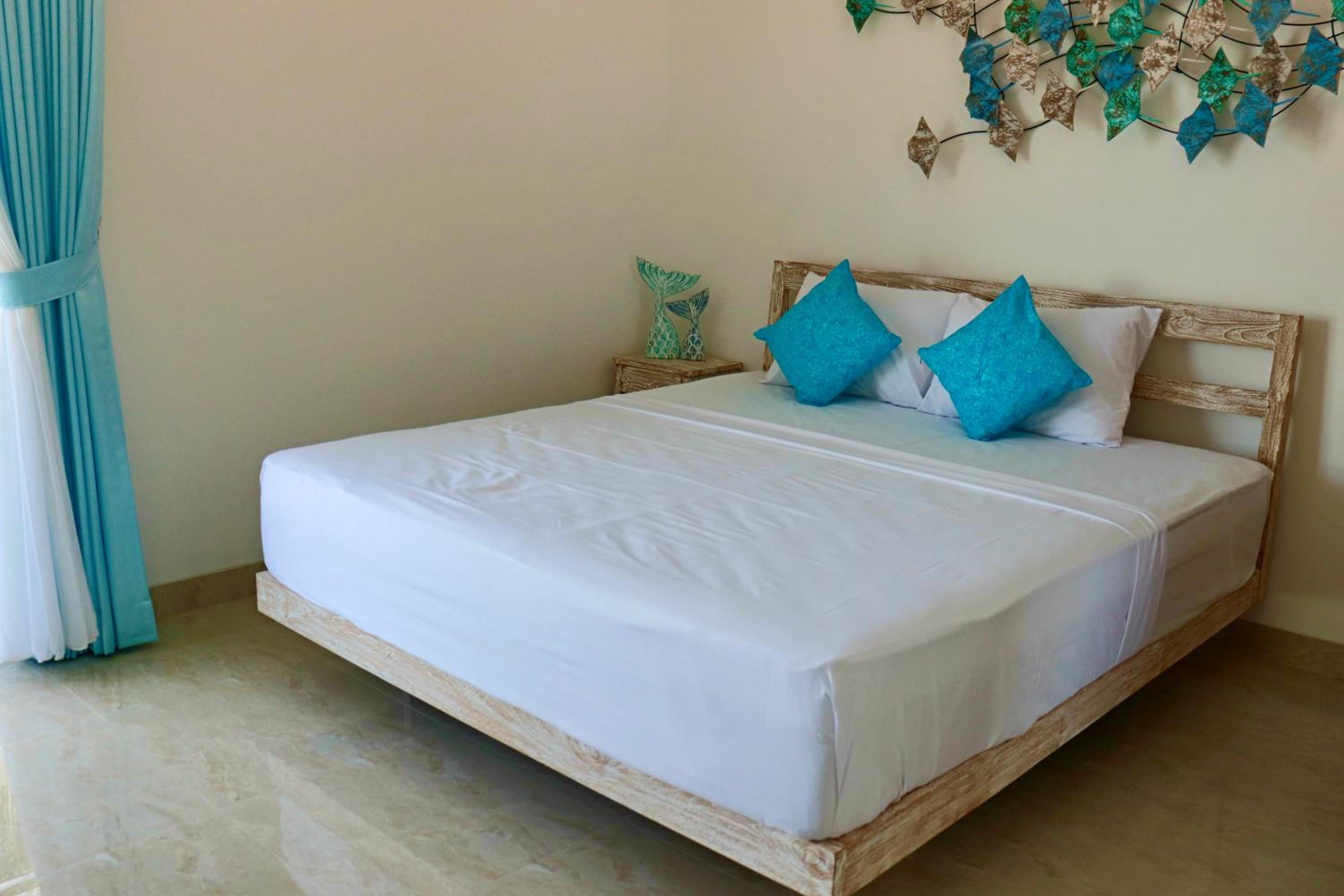 Suite with Pool View - Photo 12