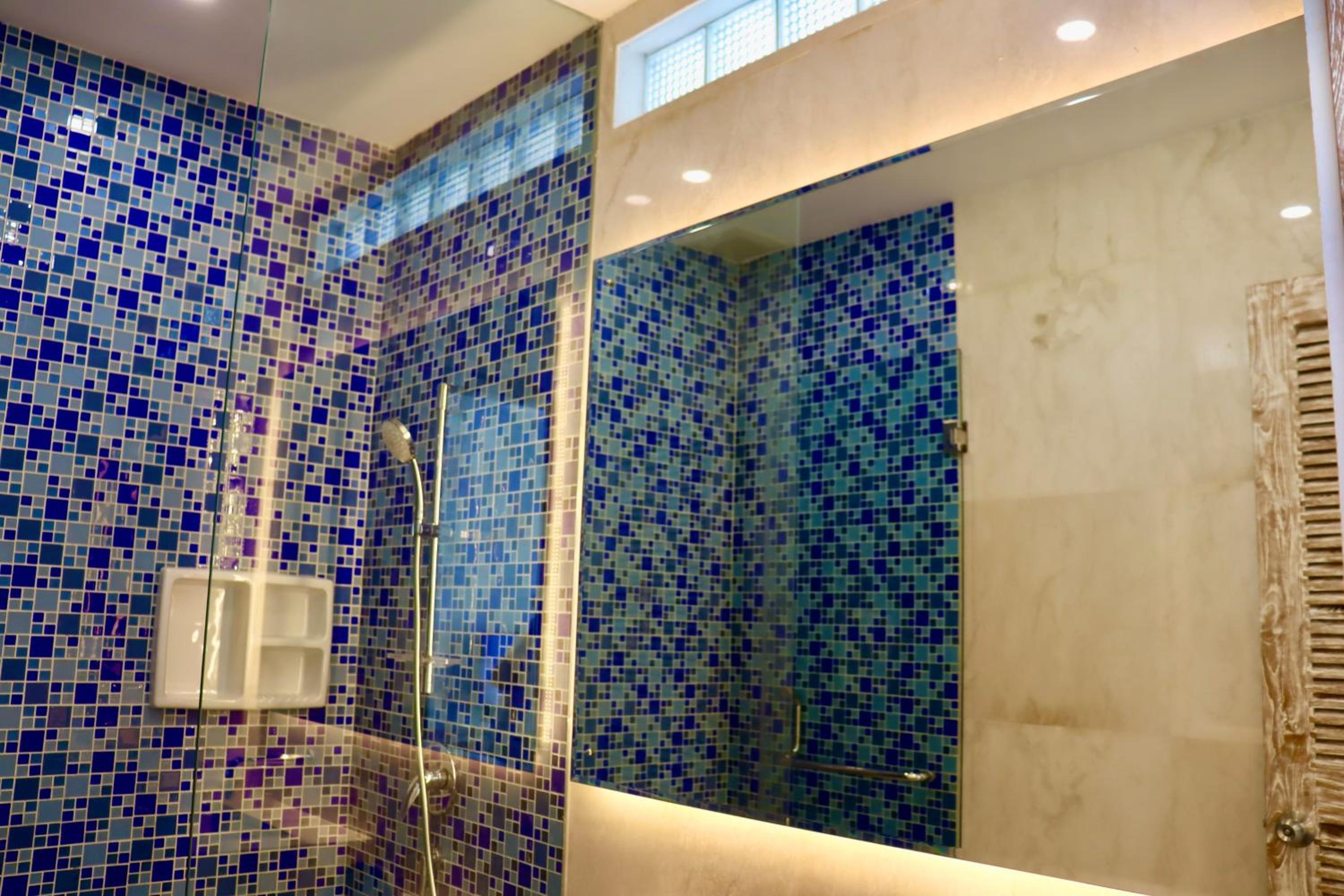 Suite with Pool View - Photo 9