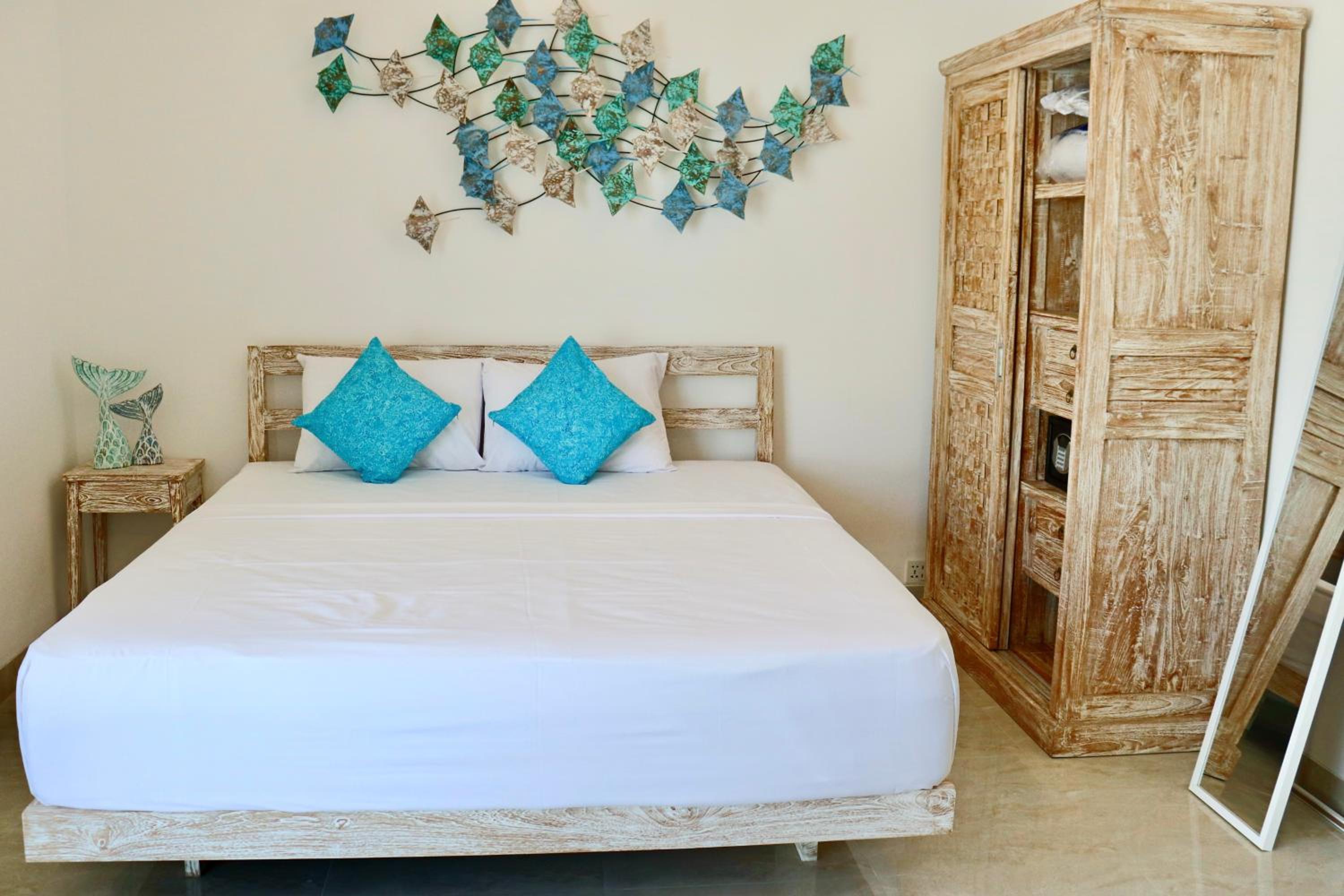 Suite with Pool View - Photo 7