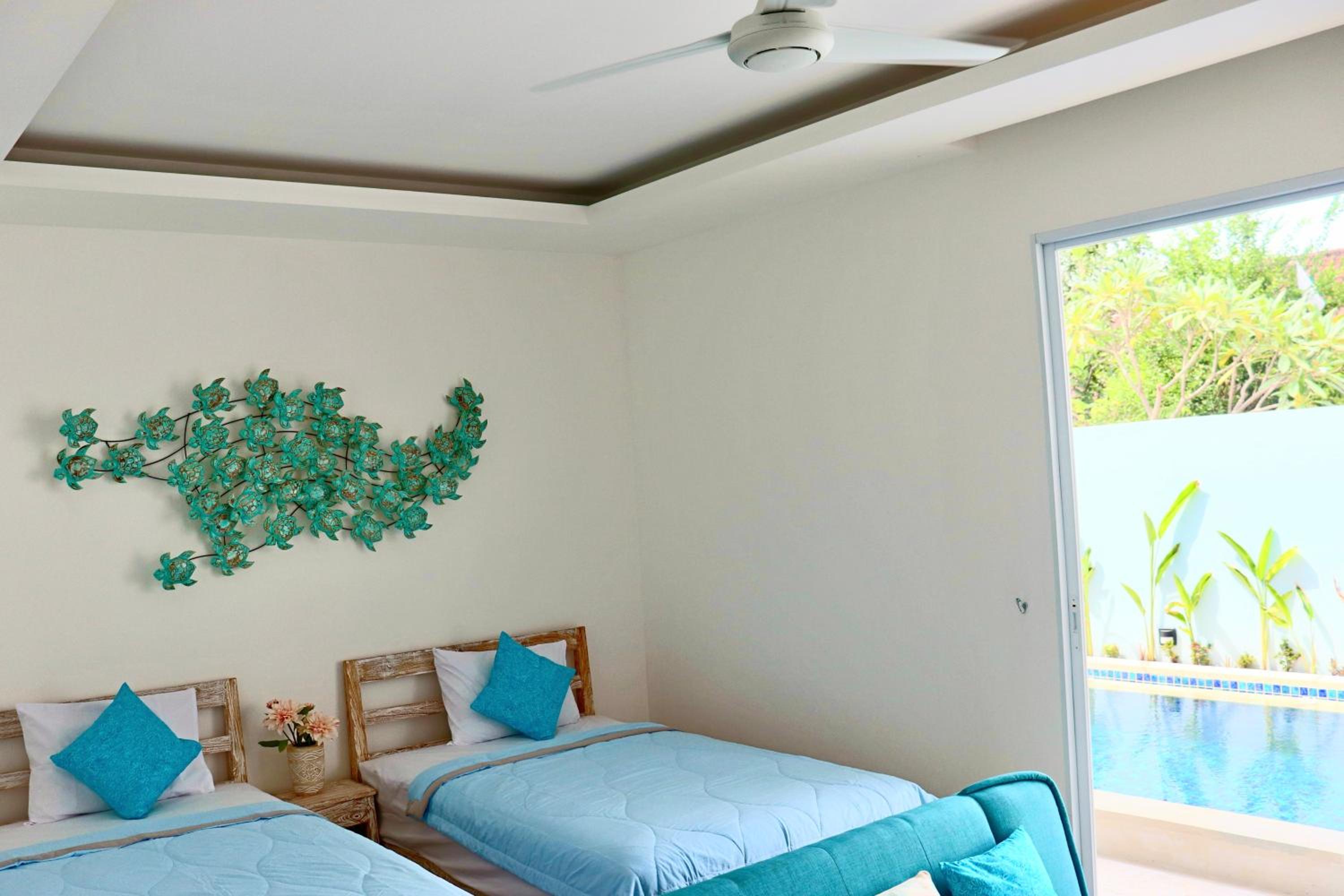 Suite with Pool View - Photo 8