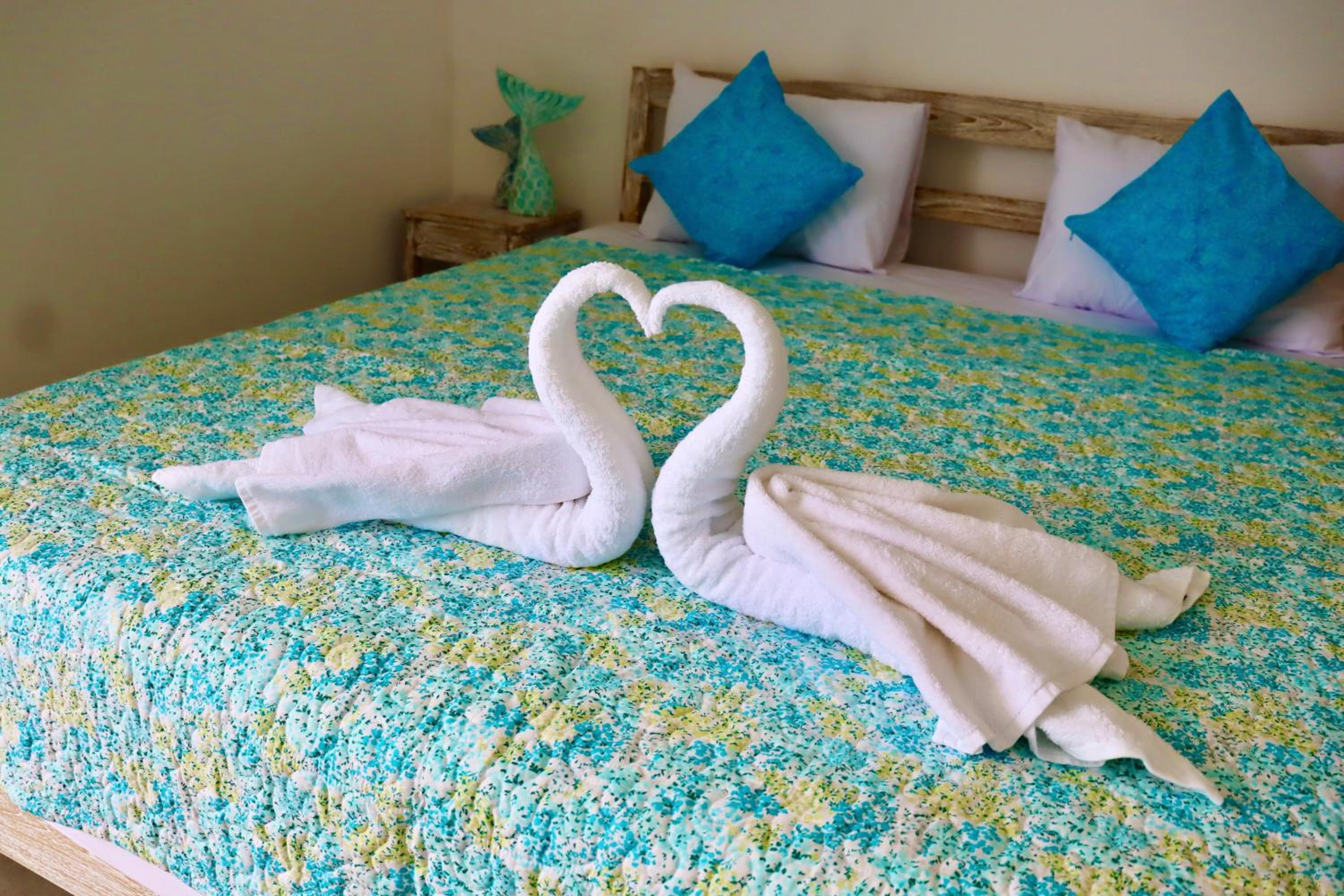 Suite with Pool View - Photo 4