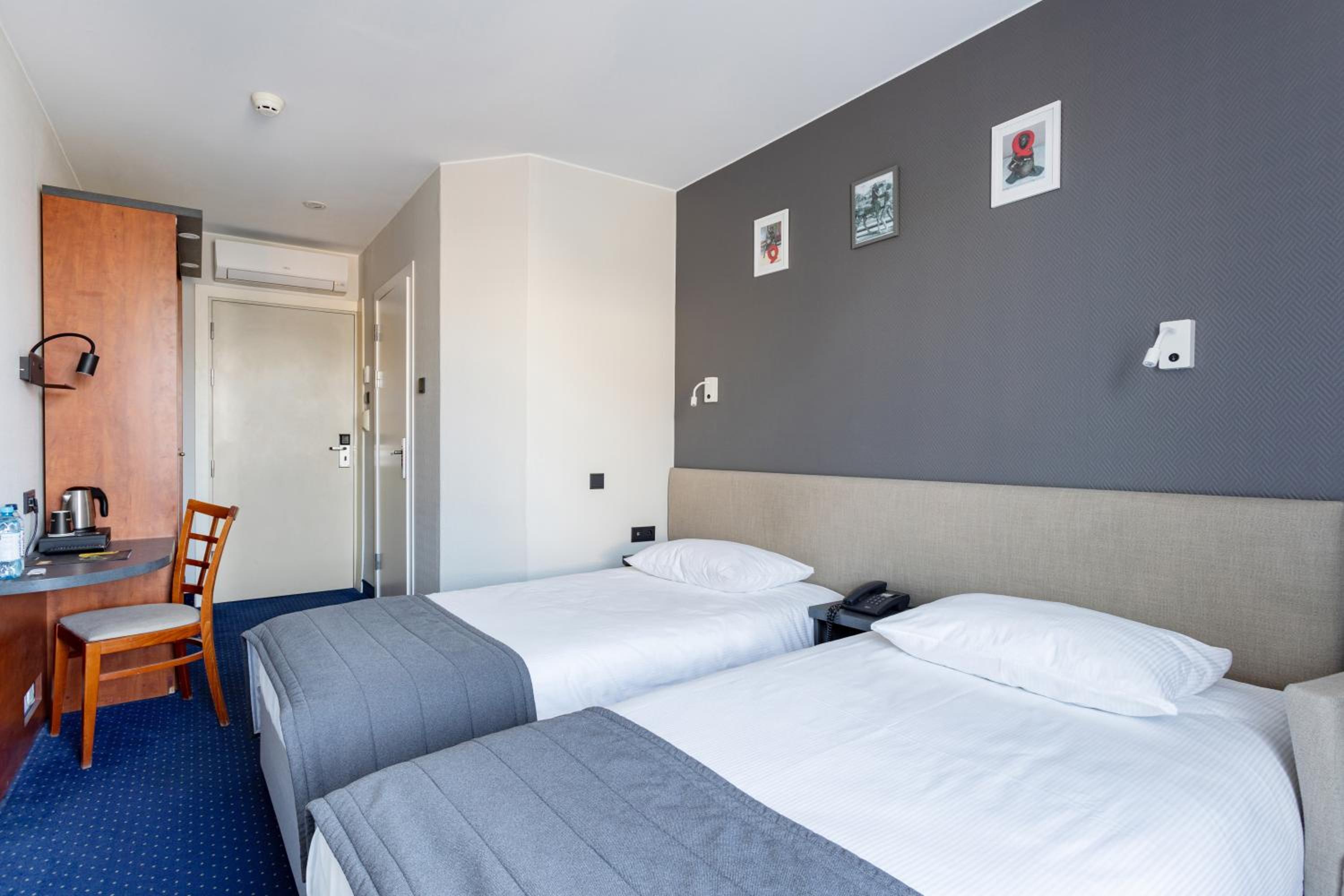 Twin Room - Photo 3
