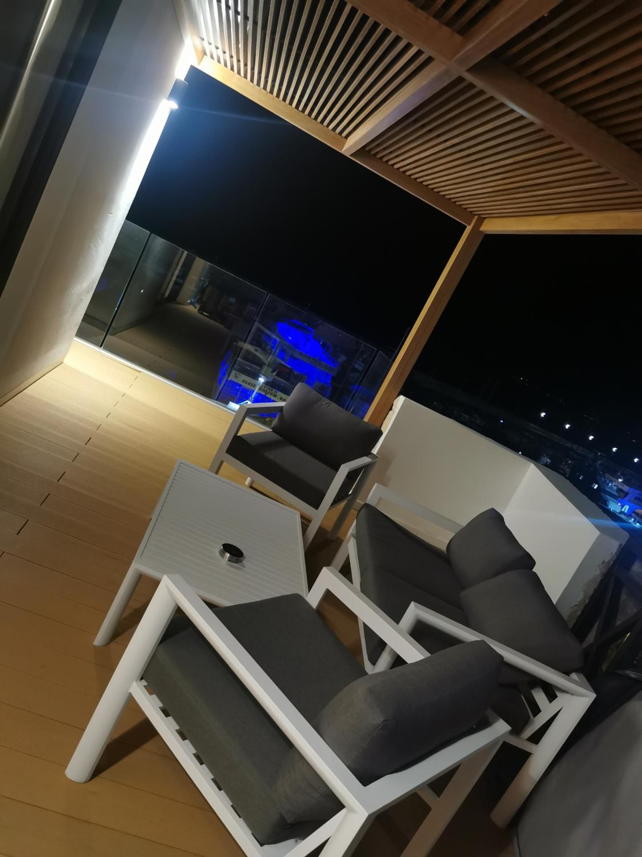 Deluxe Suite with Sea View - Photo 13