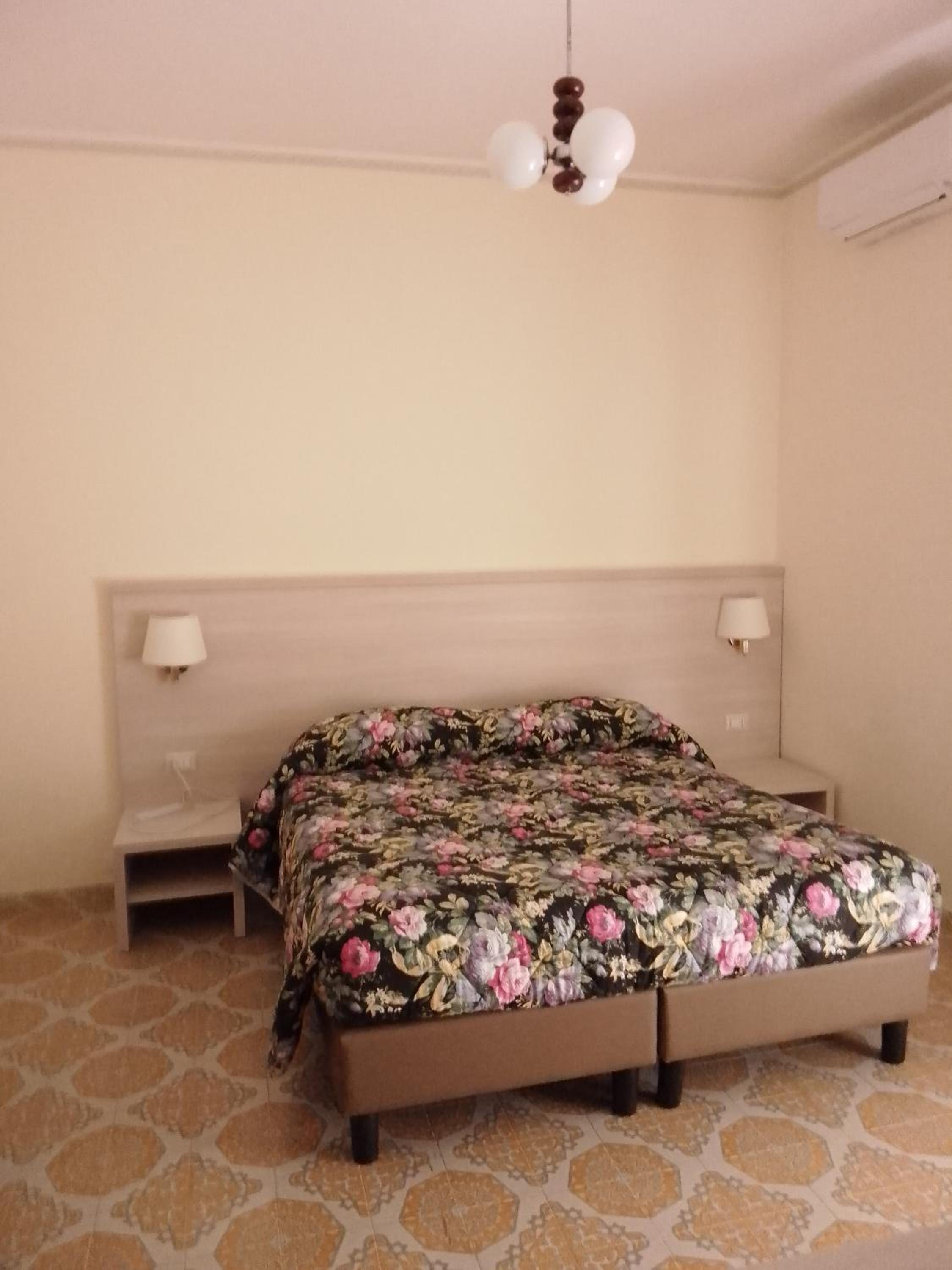 Double Room - Photo 5