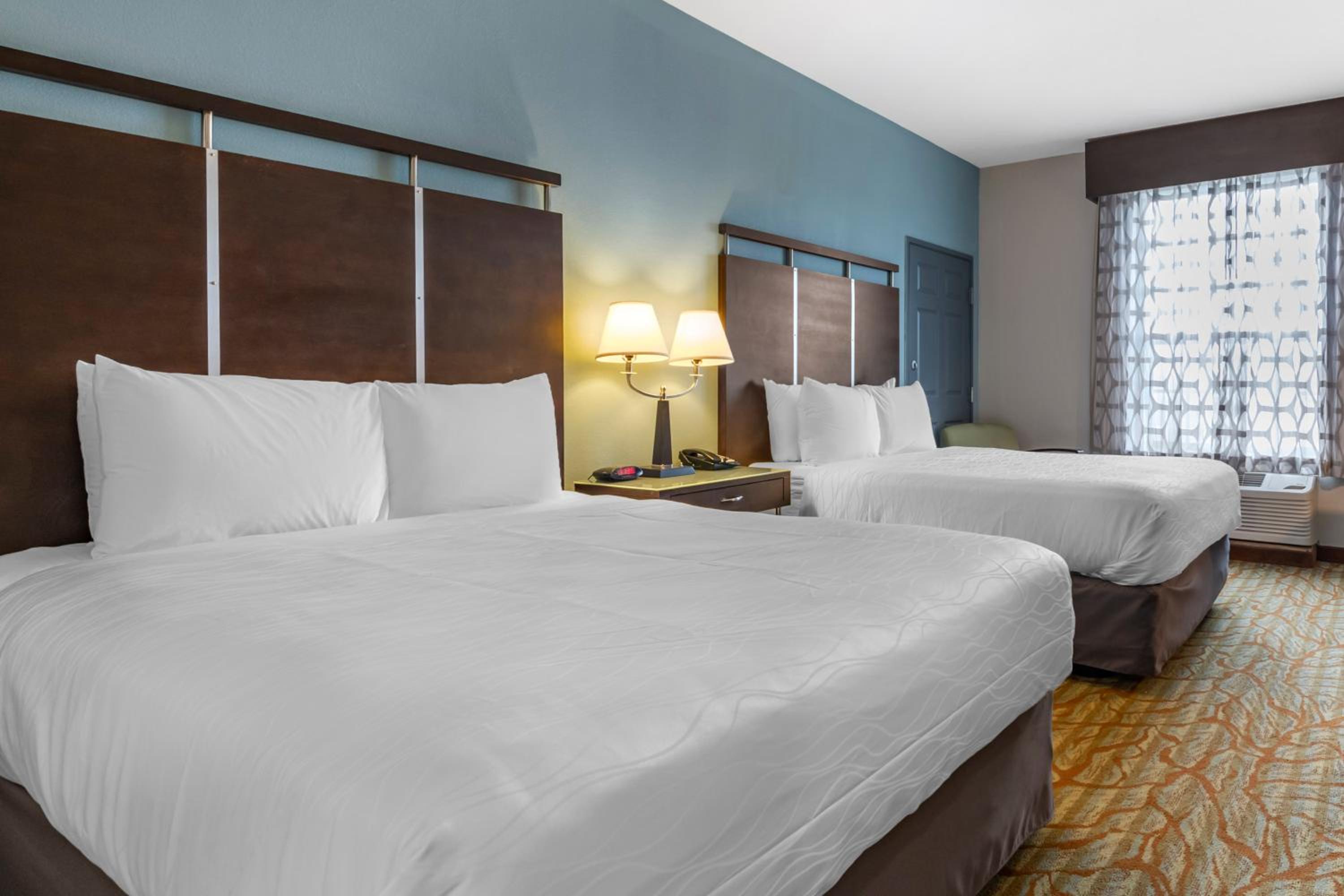 Queen Room with Two Queen Beds - Disability Access/Bath Tub - Photo 5